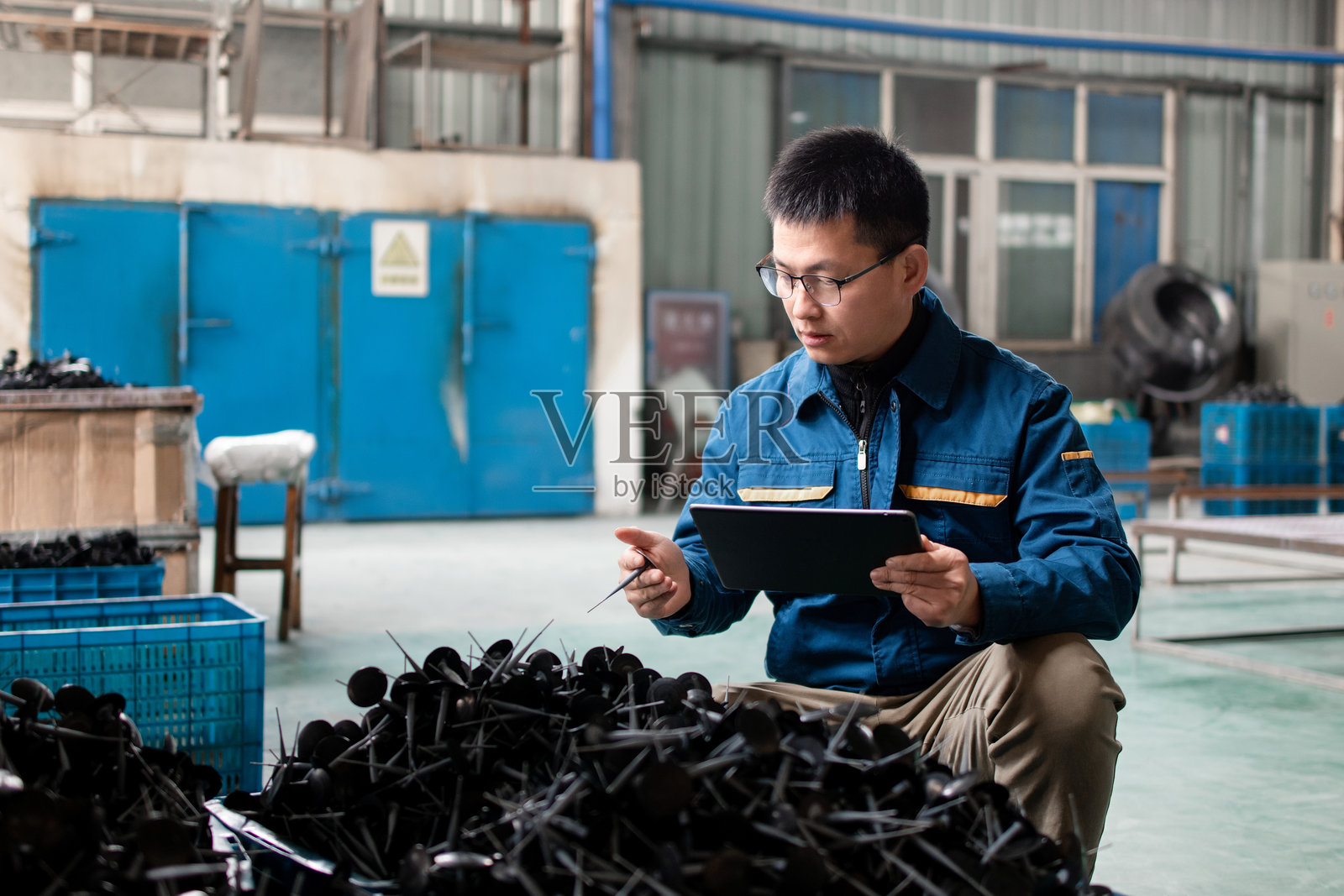 中年男性工人在车间工作照片摄影图片