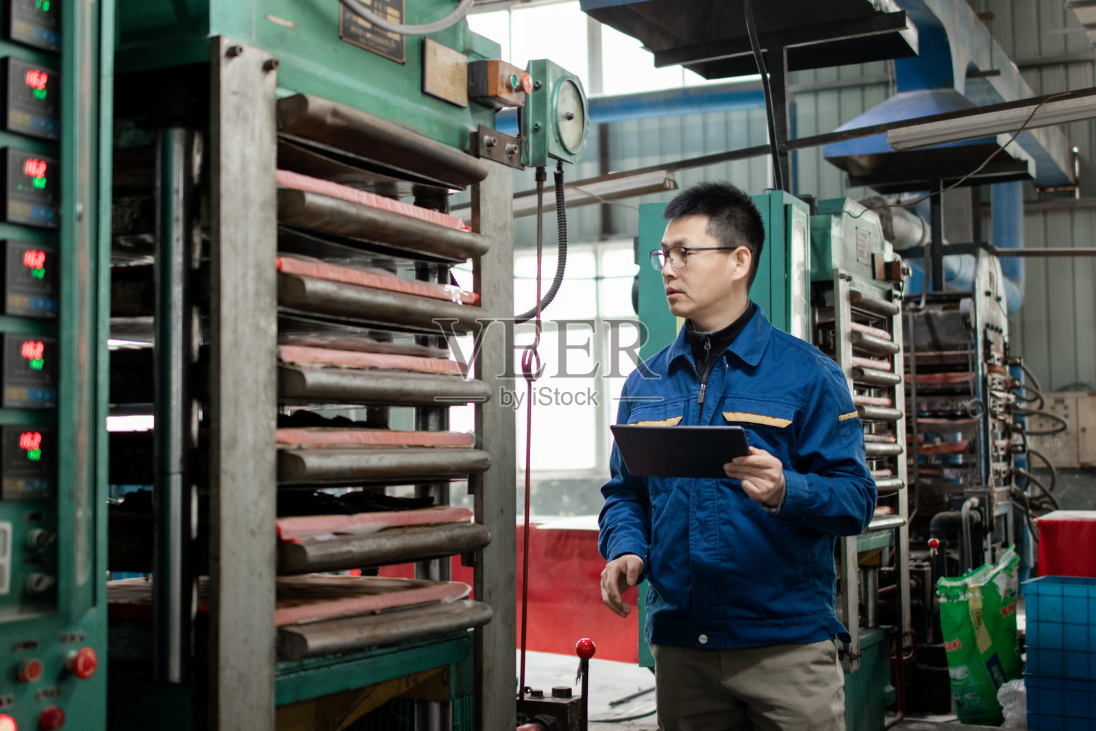 中年男性工人在车间工作照片摄影图片