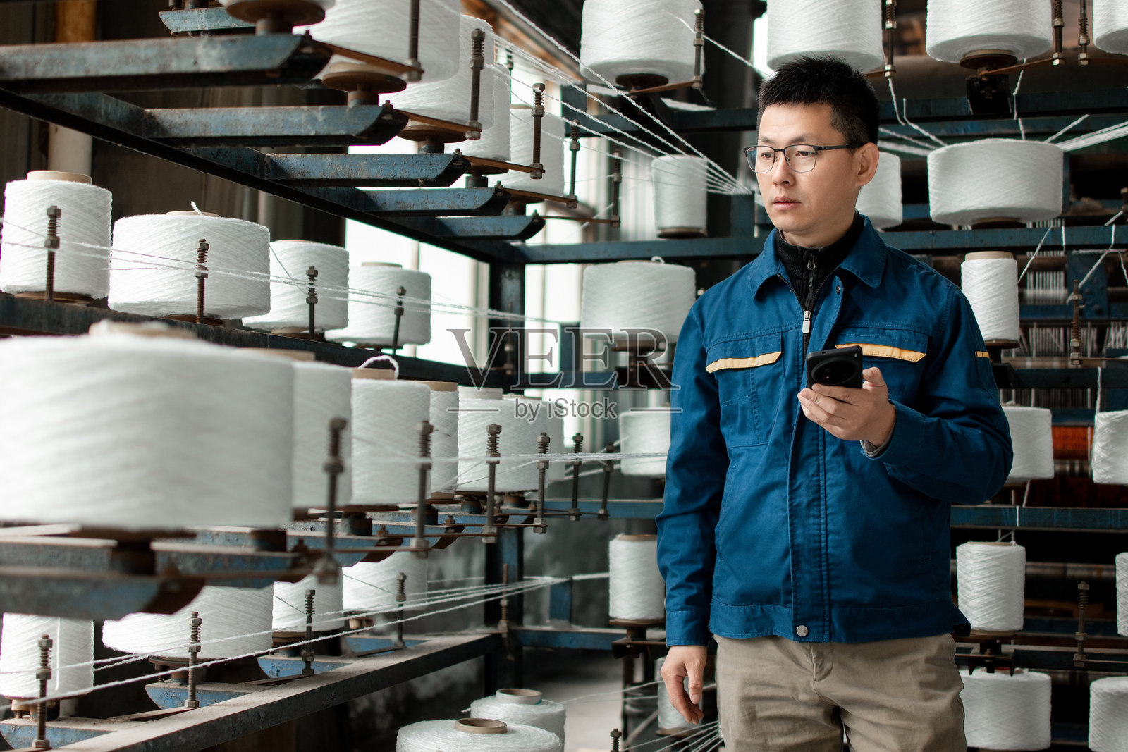 中年男性工人在车间工作照片摄影图片