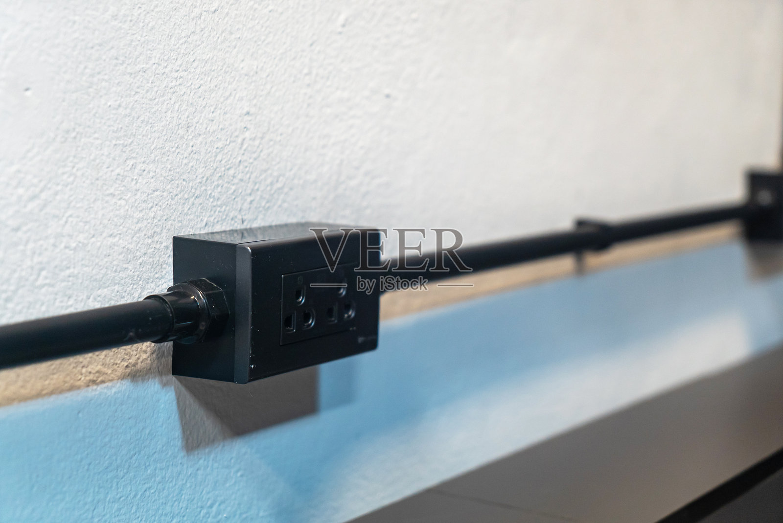 墙壁安装的电源插座和电线照片摄影图片