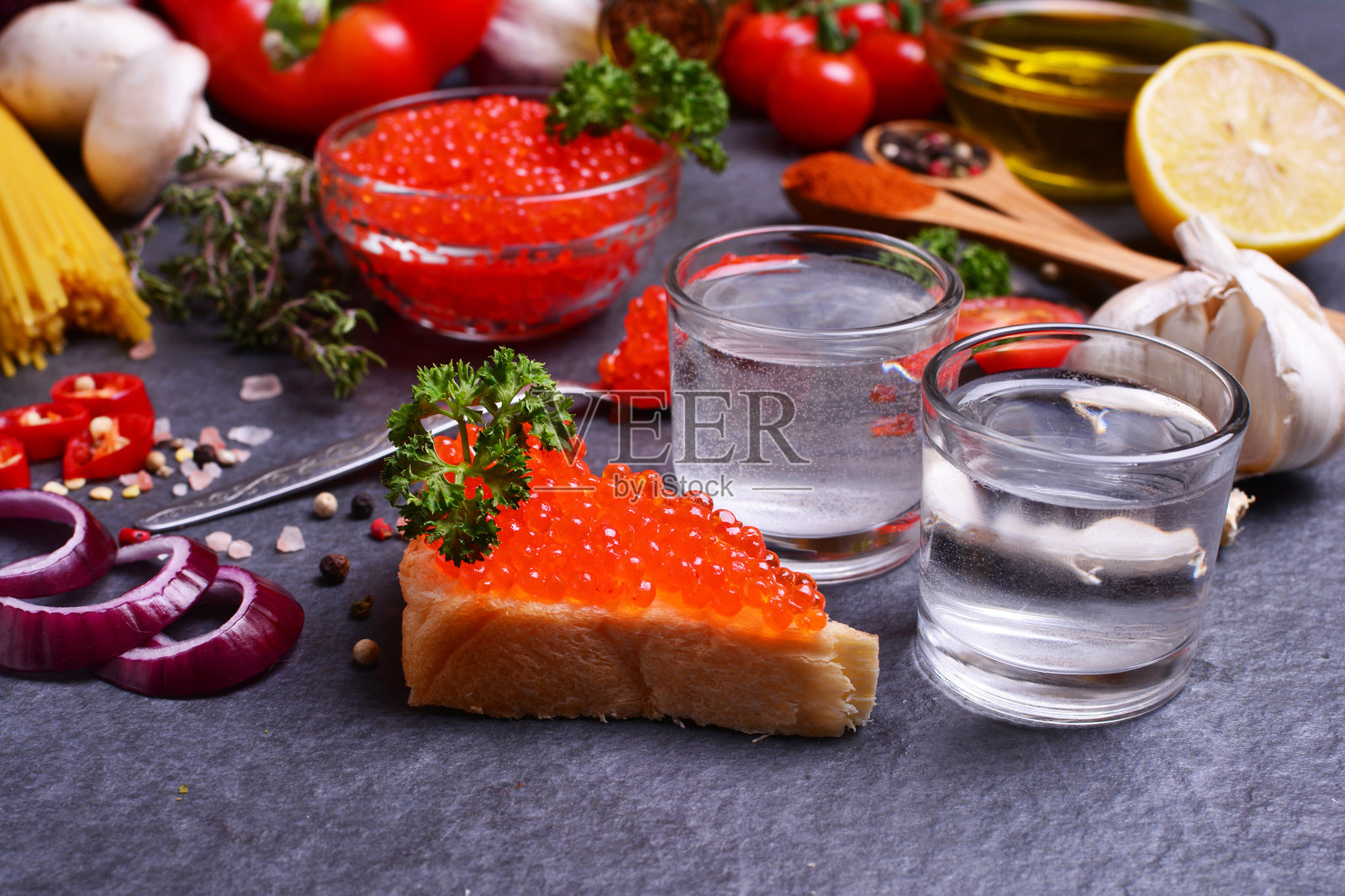 伏特加和红鱼子酱照片摄影图片
