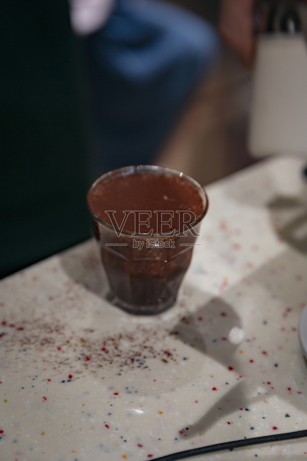 摩卡或意式冰淇淋的玻璃杯,丰富的巧克力可可粉,放在台面上照片摄影图片