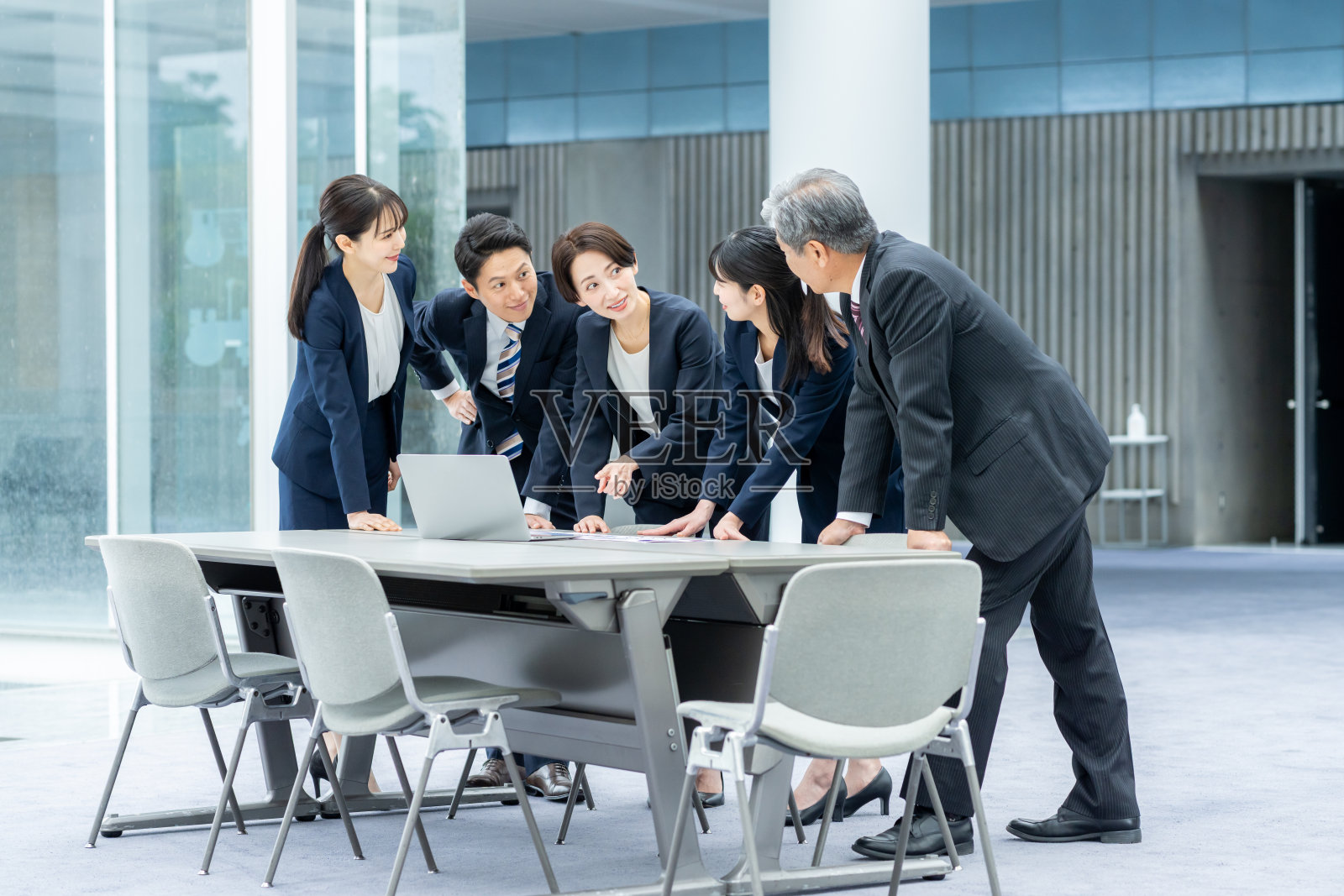 商务人士正在开会照片摄影图片