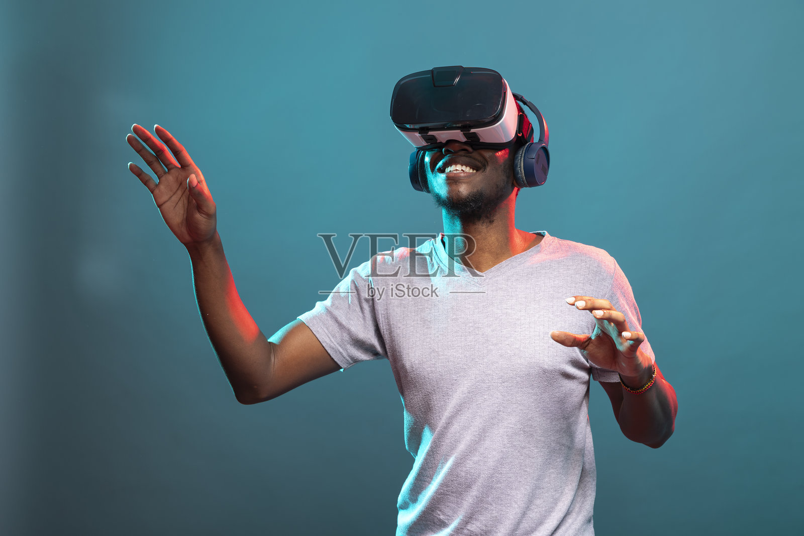 年轻人沉浸在虚拟现实游戏中照片摄影图片