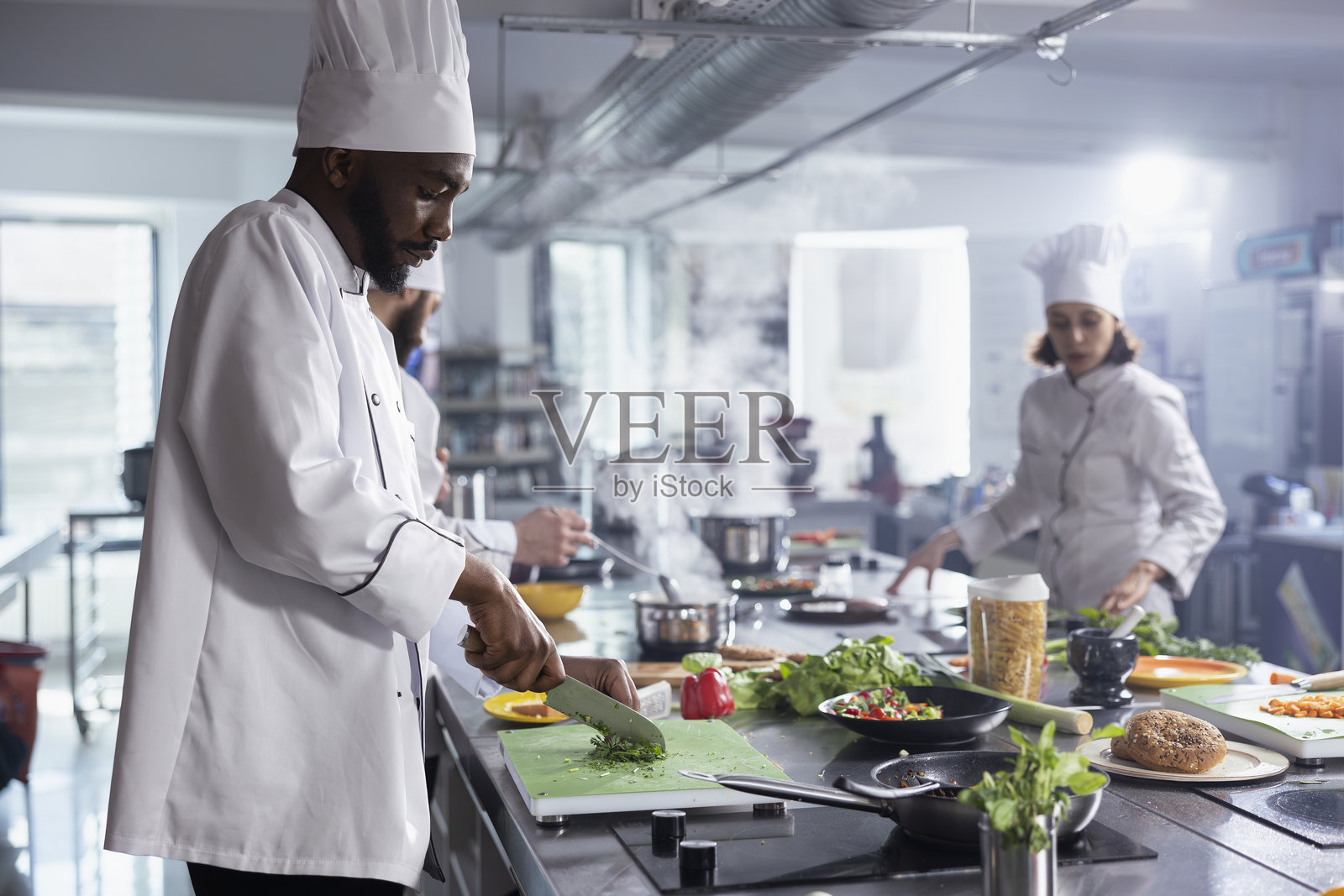 专注的专业厨师为一款新的美食菜肴剁碎新鲜香草照片摄影图片