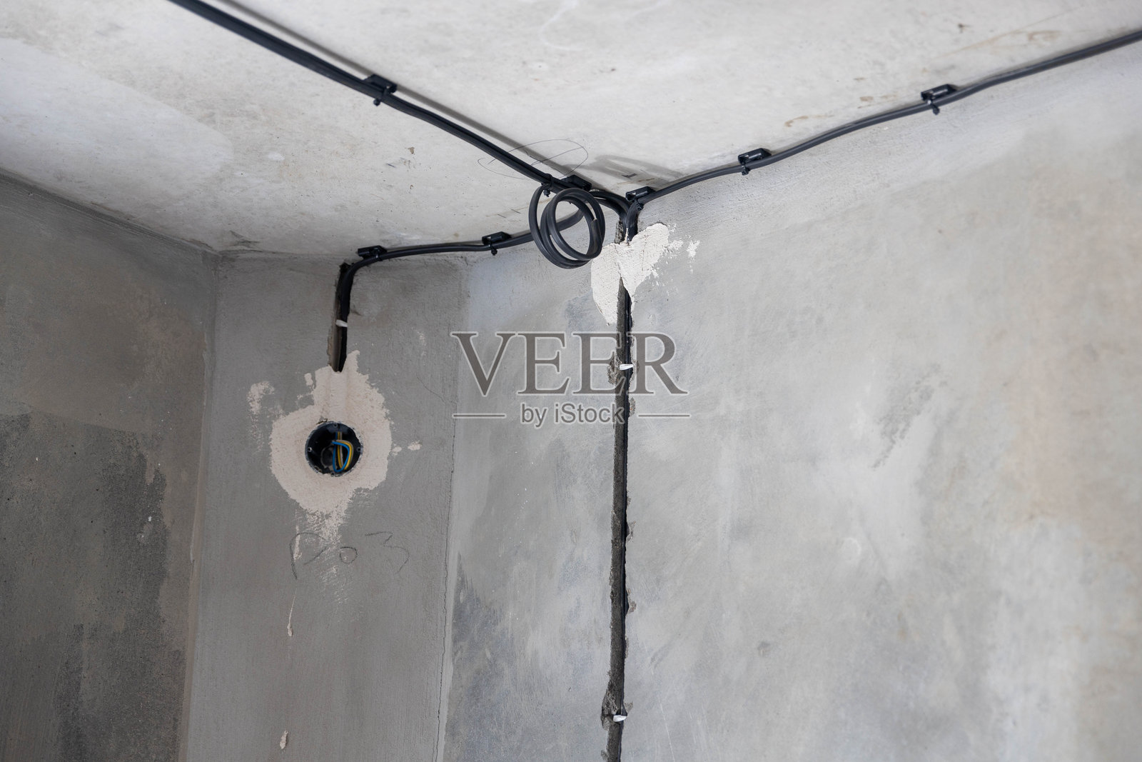 电缆管道和电缆托盘的安装照片摄影图片