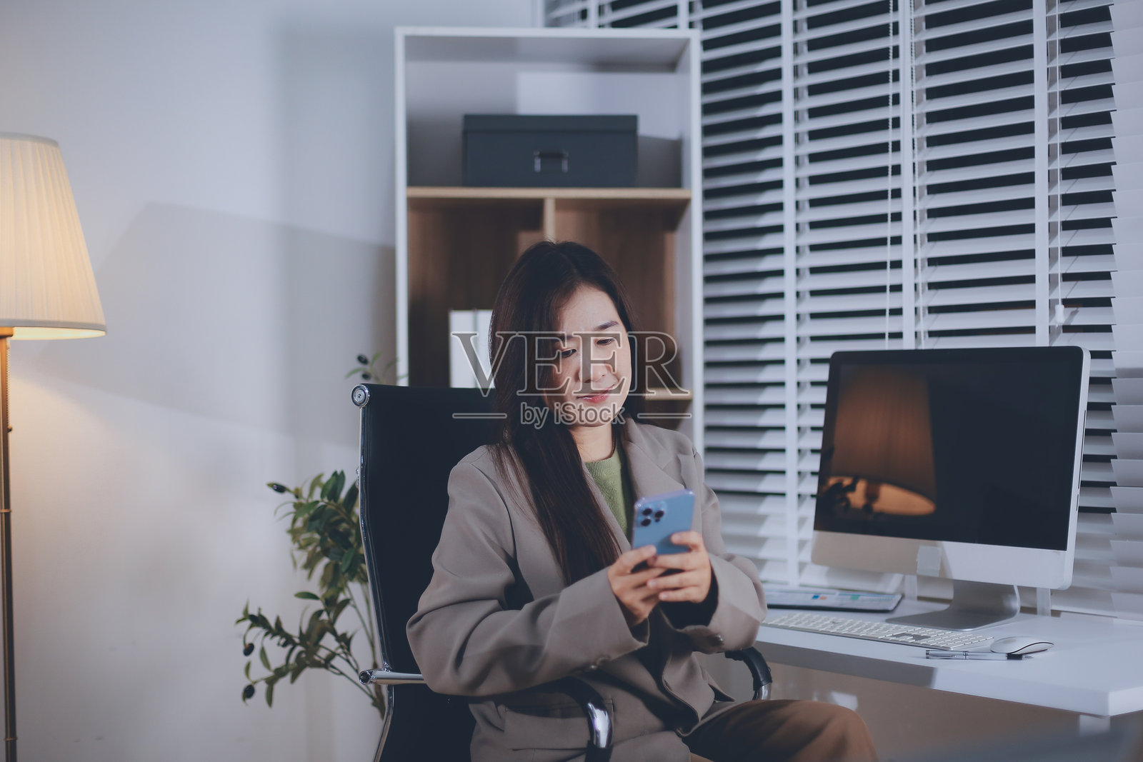 年轻的西班牙裔职业女性在办公室的肖像。快乐的女性公司高管,微笑的女商人企业家,企业领导者经理,手持平板电脑看向镜头。照片摄影图片