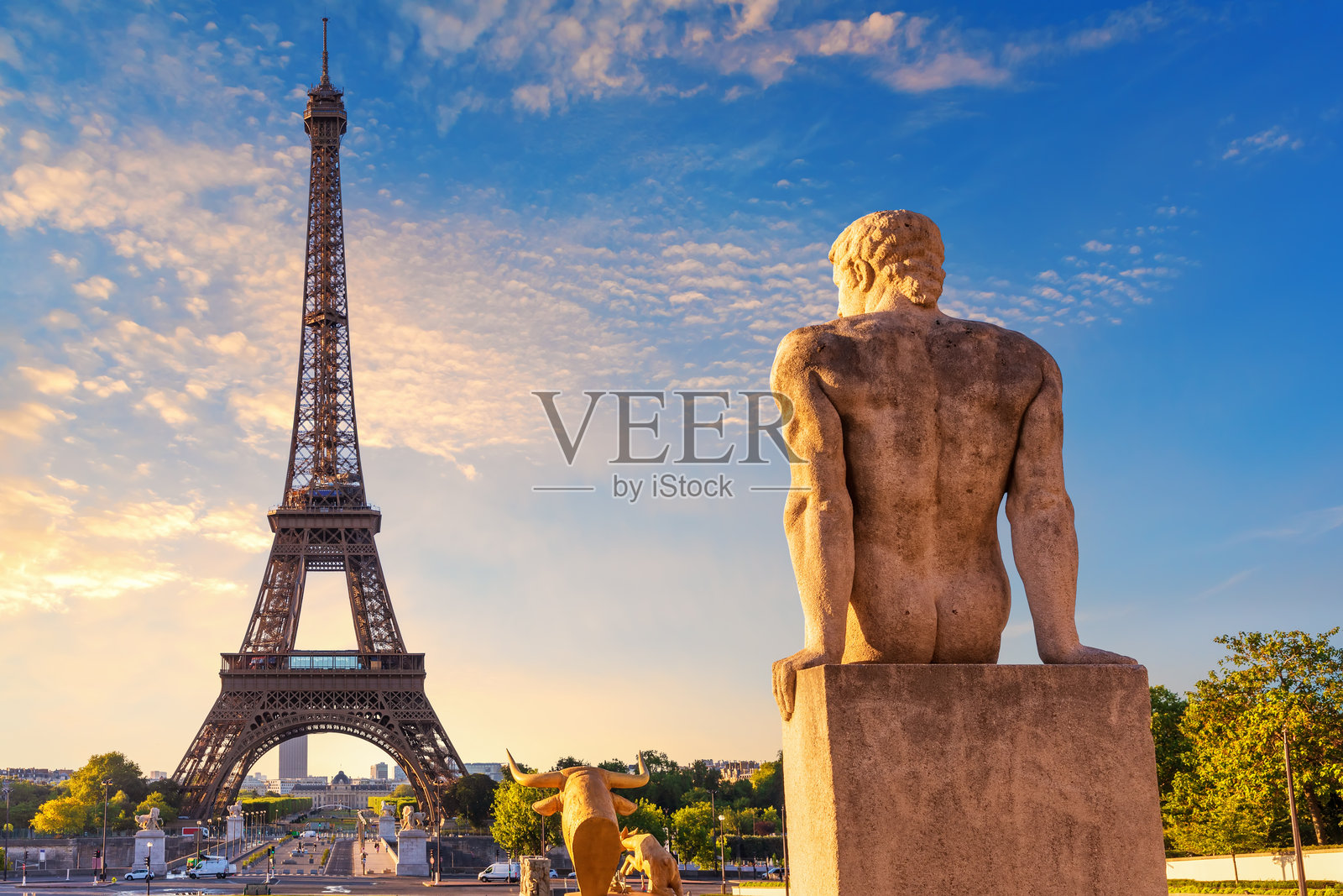 从巴黎特罗卡德罗俯瞰埃菲尔铁塔与阿特拉斯雕像的剪影照片摄影图片