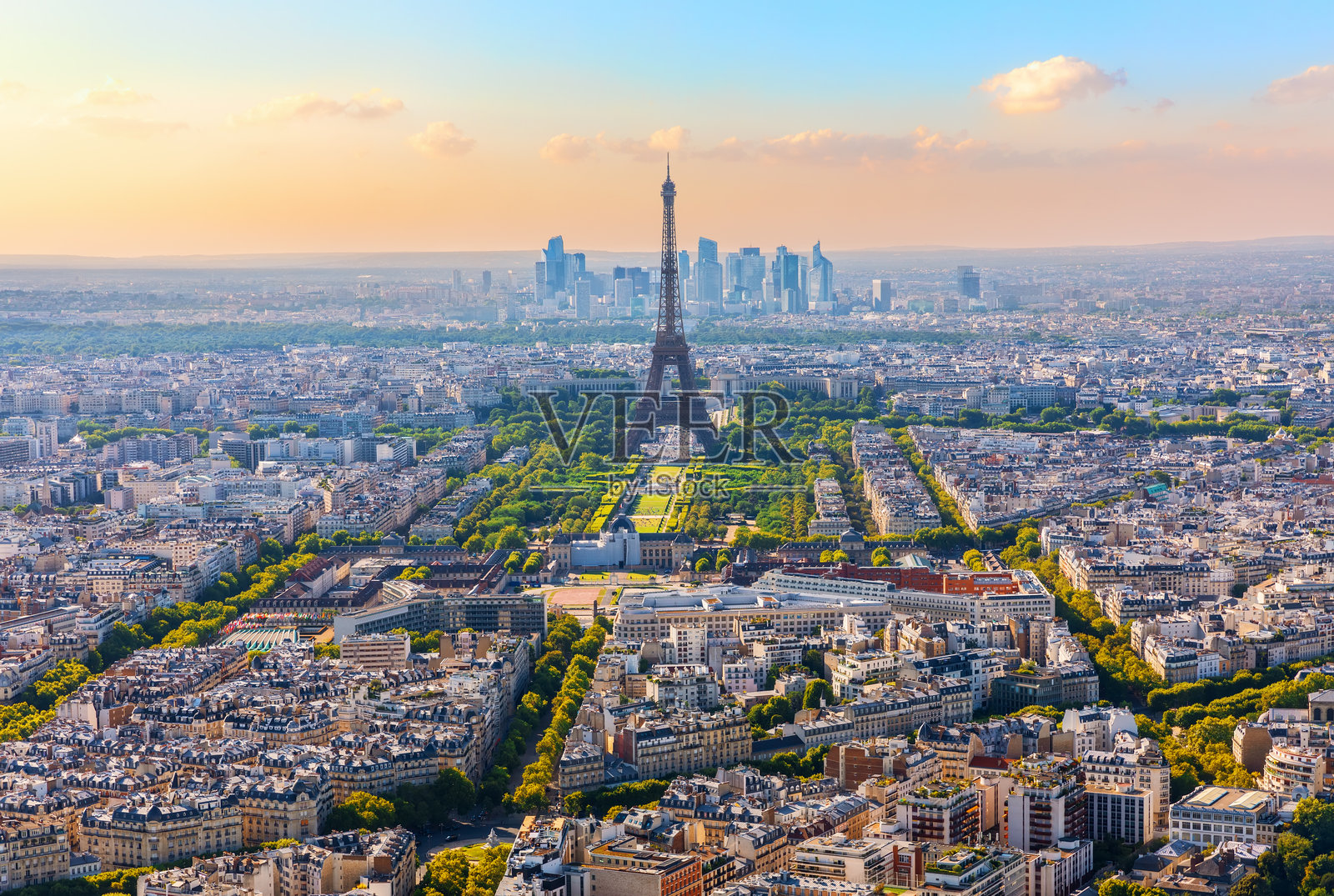 巴黎及埃菲尔铁塔的鸟瞰图,法国首都的美丽全景照片摄影图片