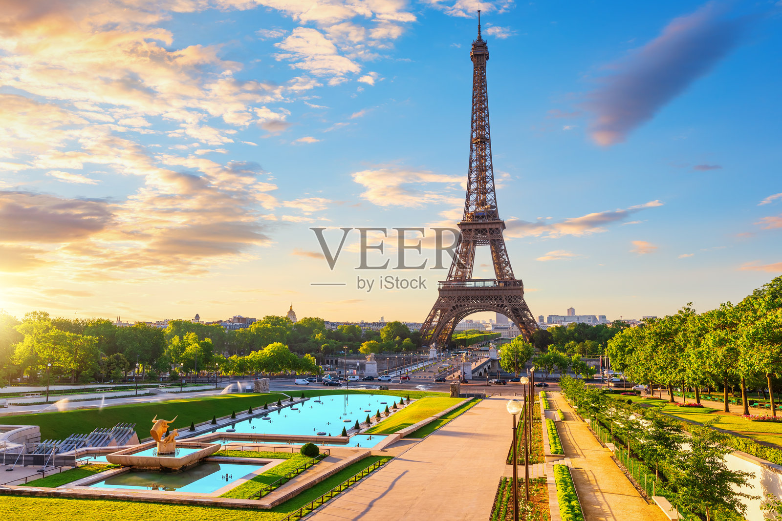 巴黎地标埃菲尔铁塔,来自特罗卡德罗喷泉的视角,夕阳下的光影照片摄影图片
