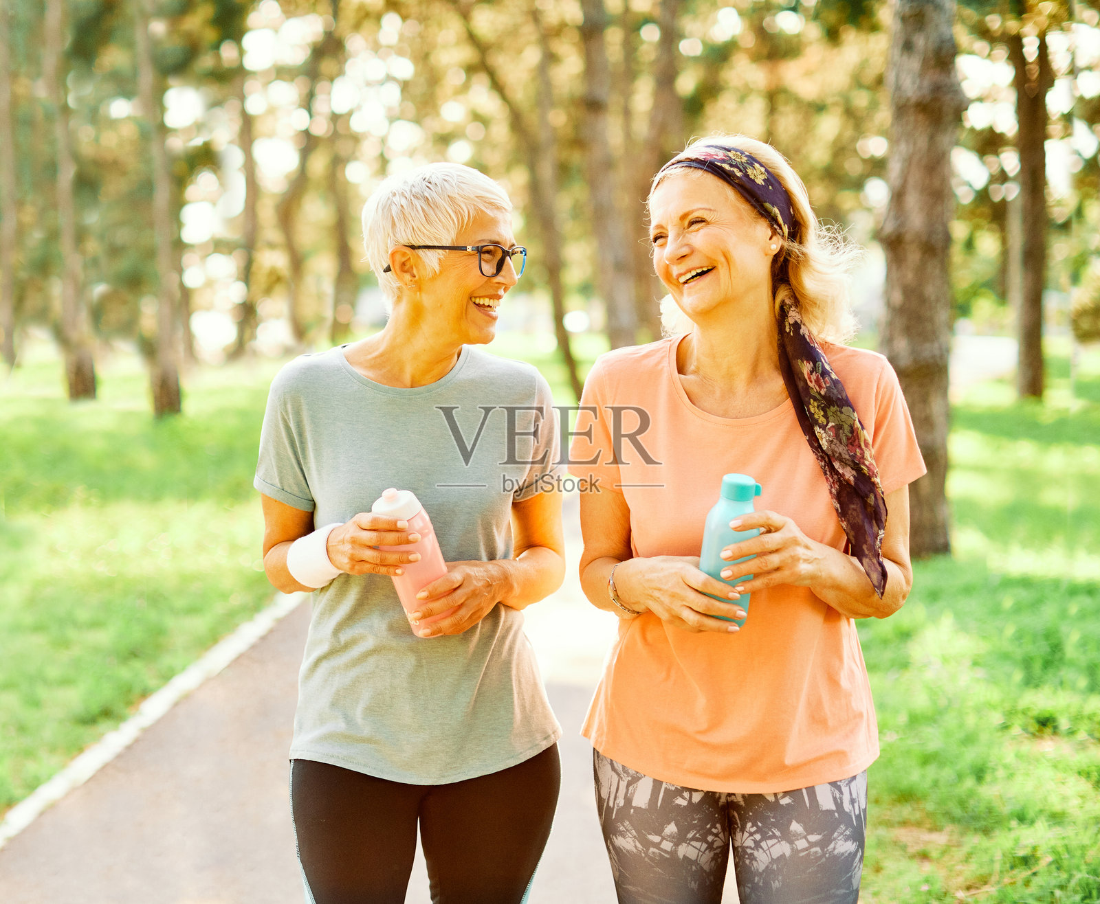 户外老年健身男女生活方式积极运动锻炼健康适合跑步者慢跑老年成熟灰发照片摄影图片