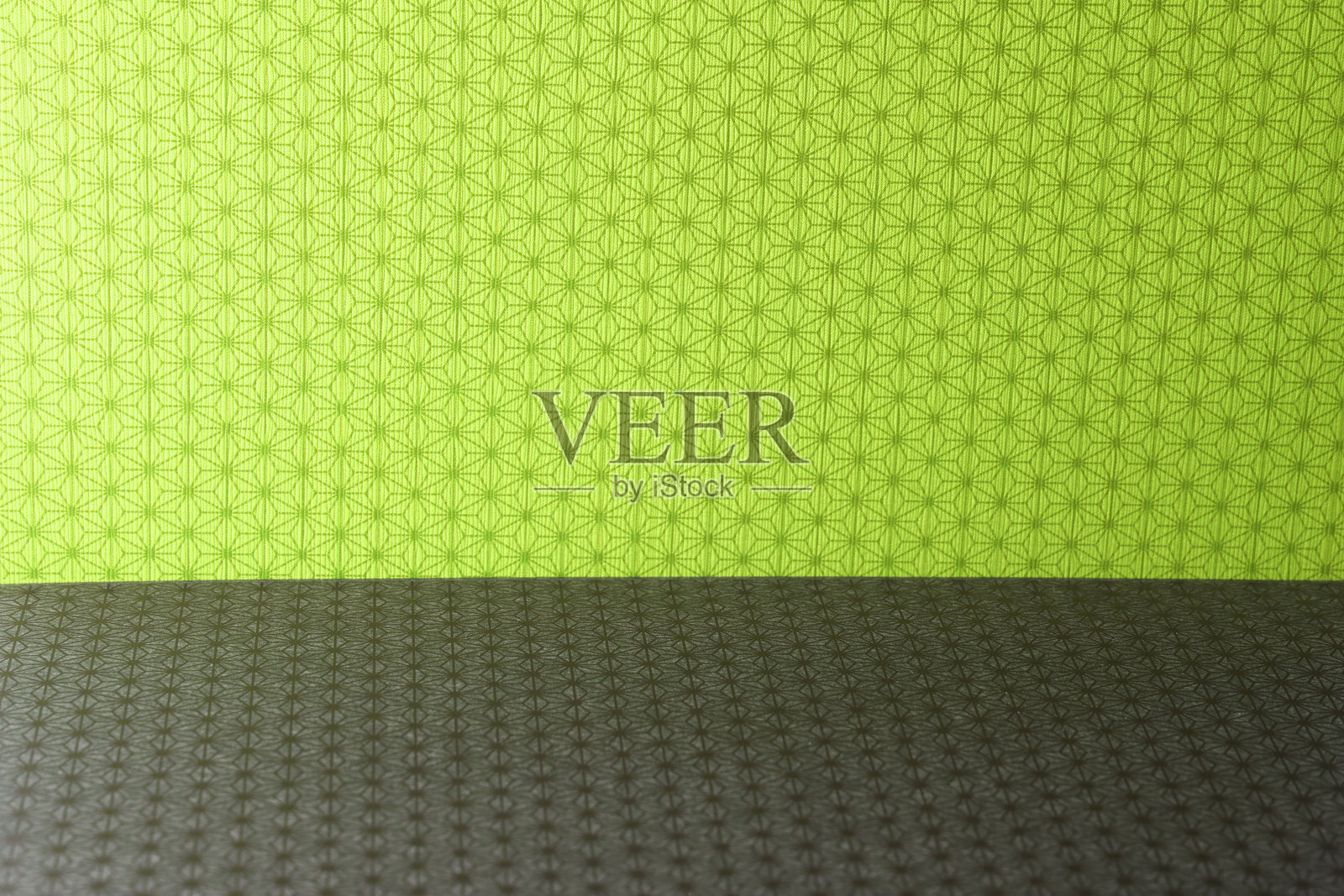 绿色背景前的空黑色桌子照片摄影图片