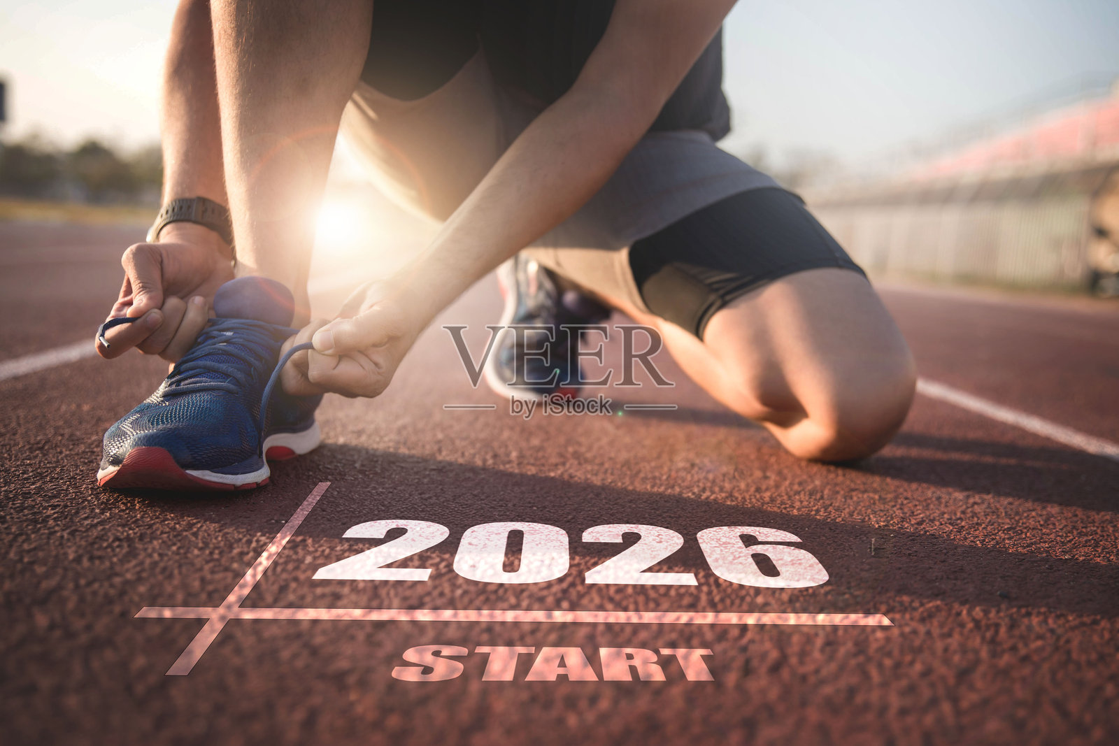 2026年快乐,2026象征着新年的开始。人们在街上奔跑,夕阳的光辉洒在身上。成功的目标。照片摄影图片