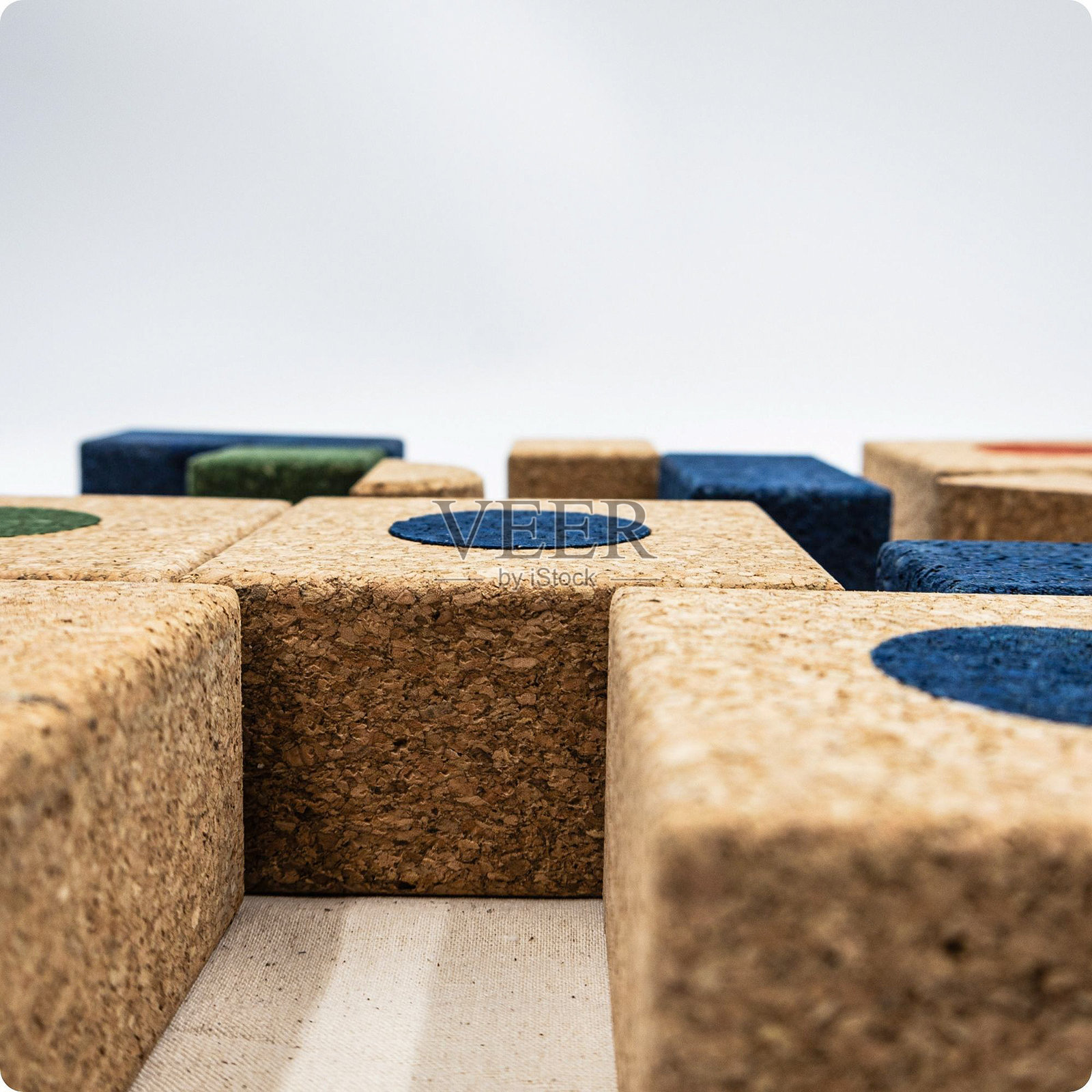 带蓝点的软木块特写照片摄影图片