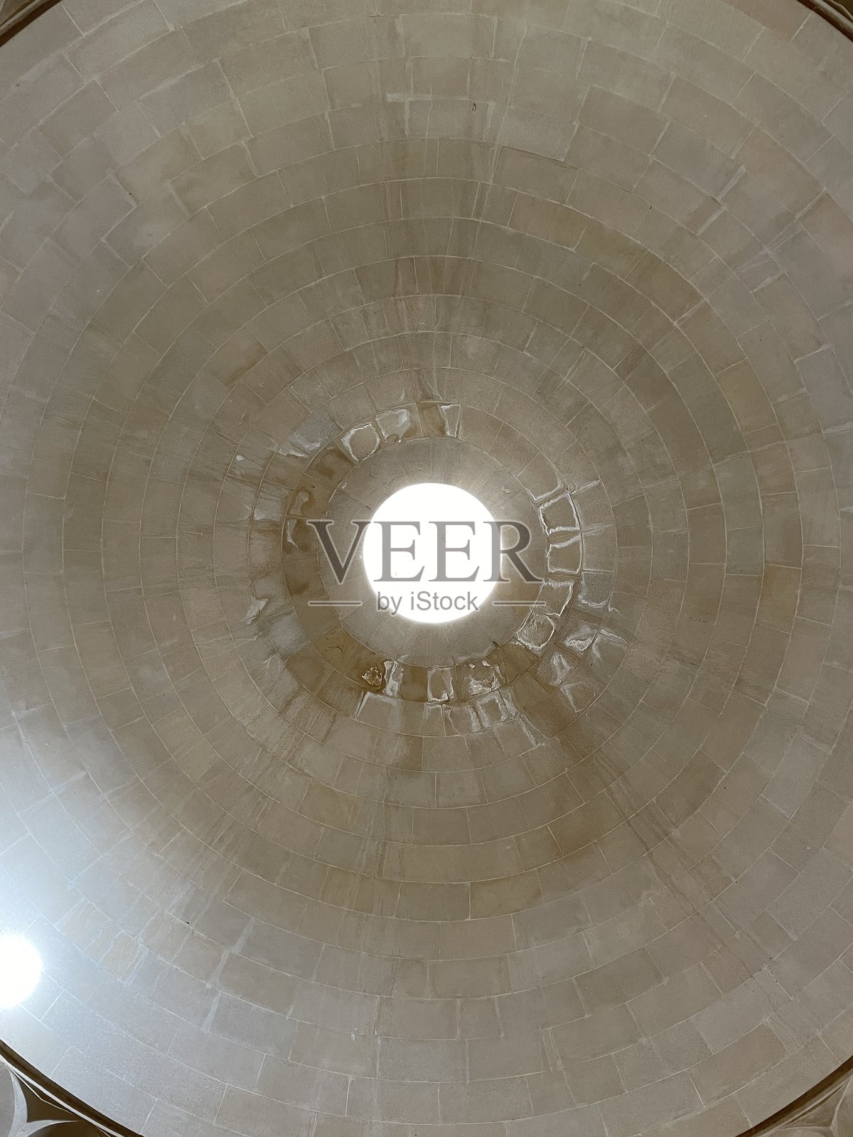 石拱顶上的圆顶,环形砖块和明亮的光线照片摄影图片