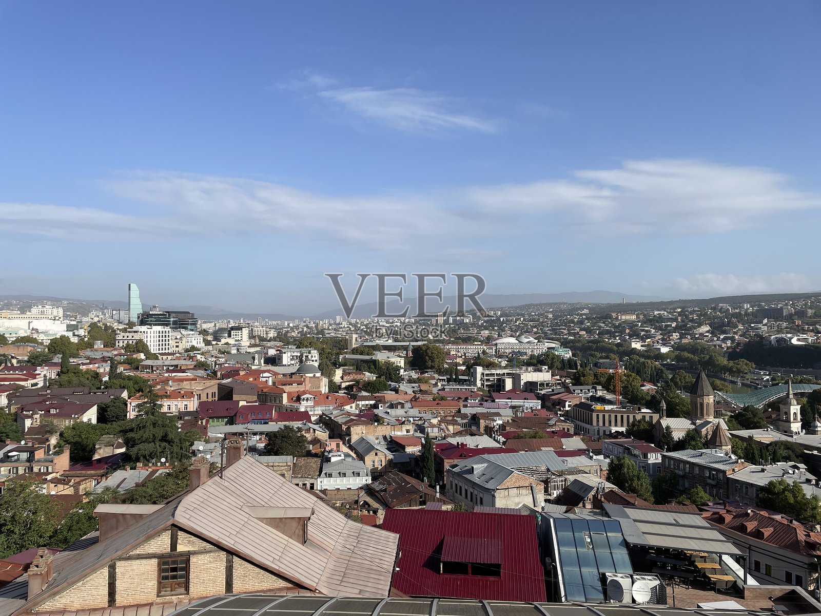 第比利斯城市全景:在晴朗的蓝天下的古老与现代建筑。照片摄影图片