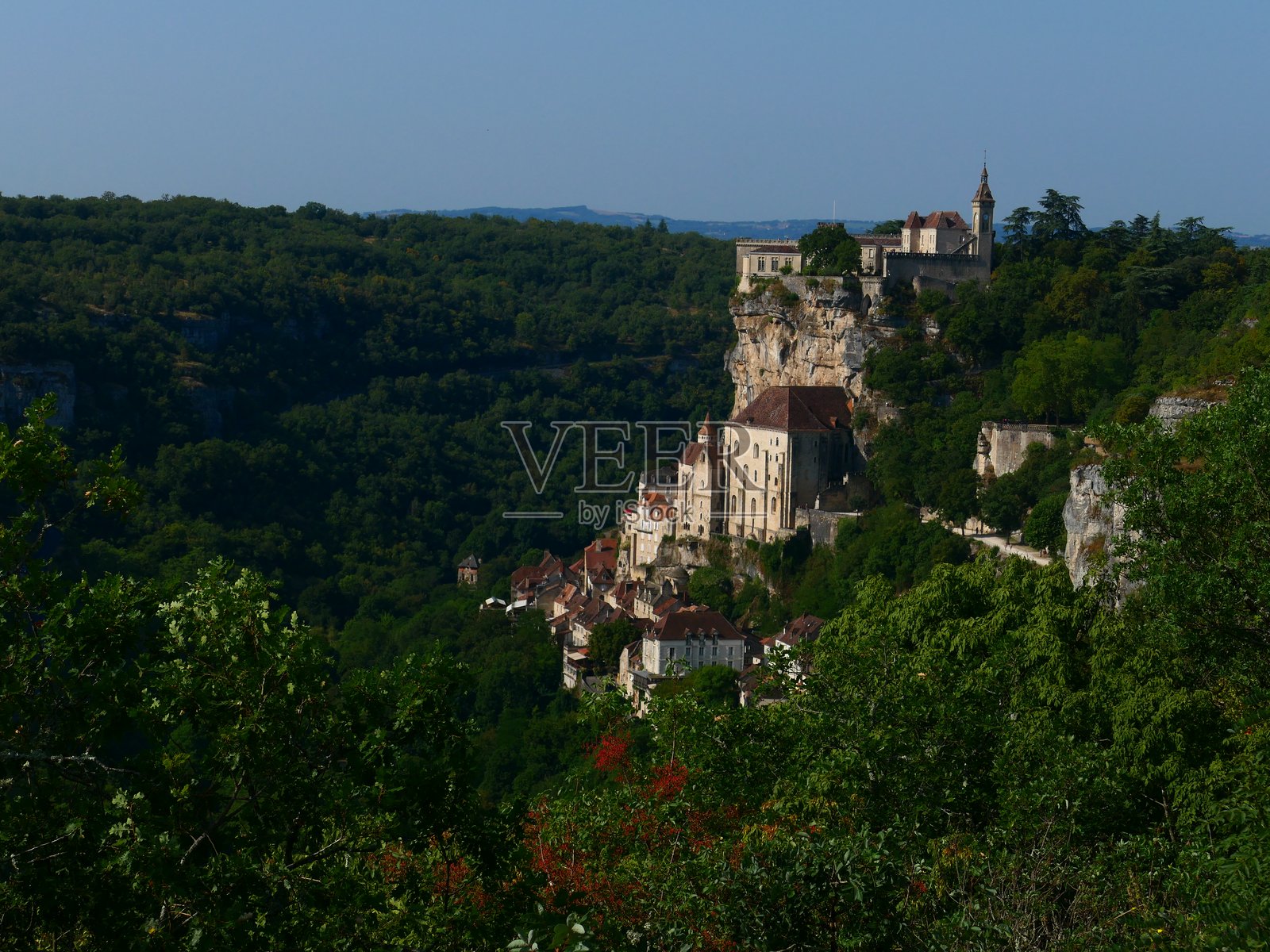 悬挂在悬崖上的中世纪小镇罗卡马杜尔,洛特照片摄影图片