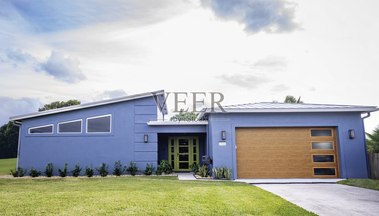 一栋现代中世纪经典风格的时尚郊区佛罗里达复古风格住宅,带车库照片摄影图片