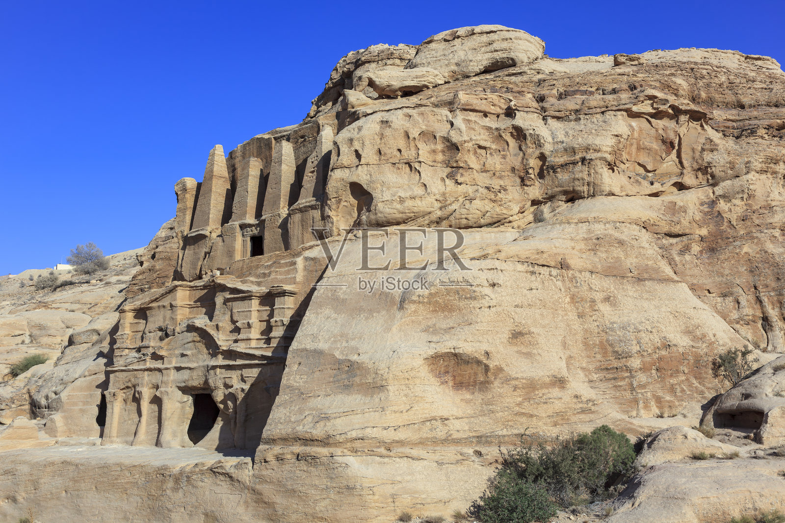 约旦佩特拉考古遗址的方尖碑墓照片摄影图片