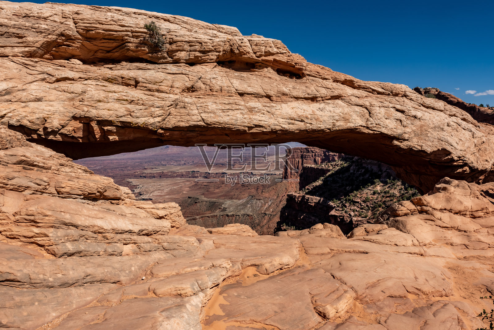 犹他州峡谷地国家公园的梅萨拱门观景点照片摄影图片