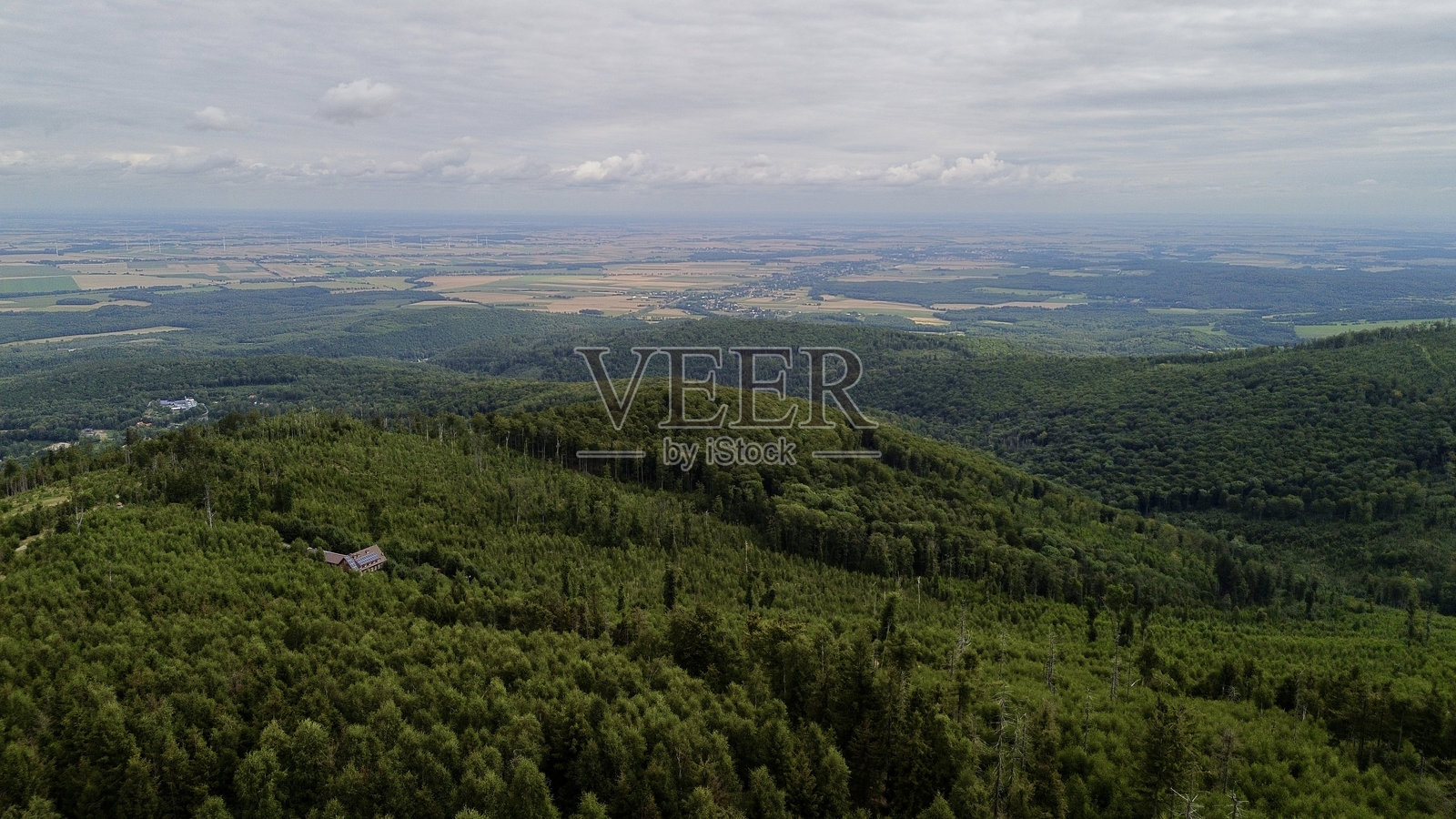 波兰奥帕瓦山脉。从山顶俯瞰捷克共和国和波兰的山谷。照片摄影图片