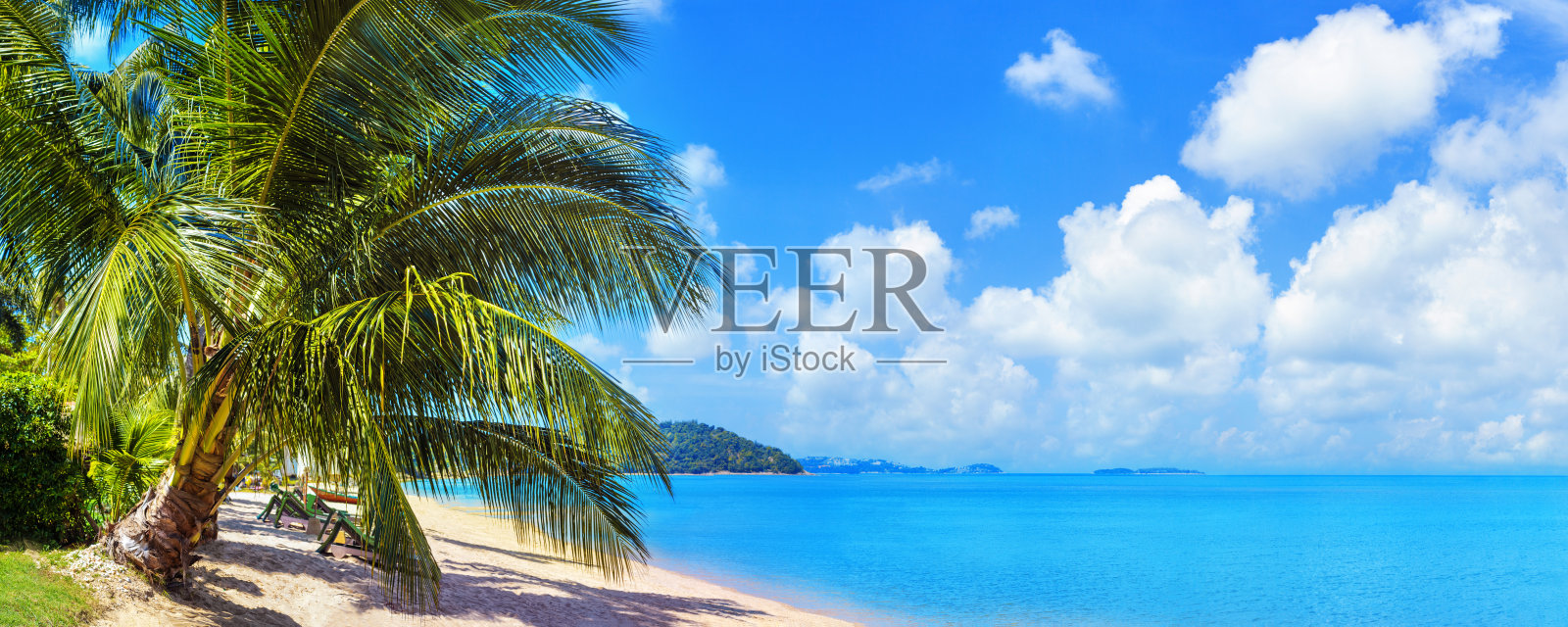 热带岛屿天堂海滩美丽全景,碧蓝的海水,椰子树,白色沙滩,阳光蓝天白云,夏季假期,旅行,苏梅岛,泰国,东南亚照片摄影图片