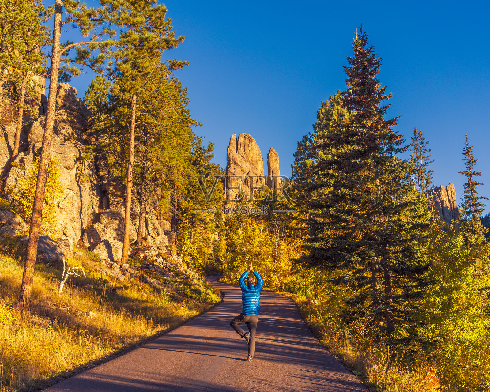 秋季瑜伽公路旅行照片摄影图片