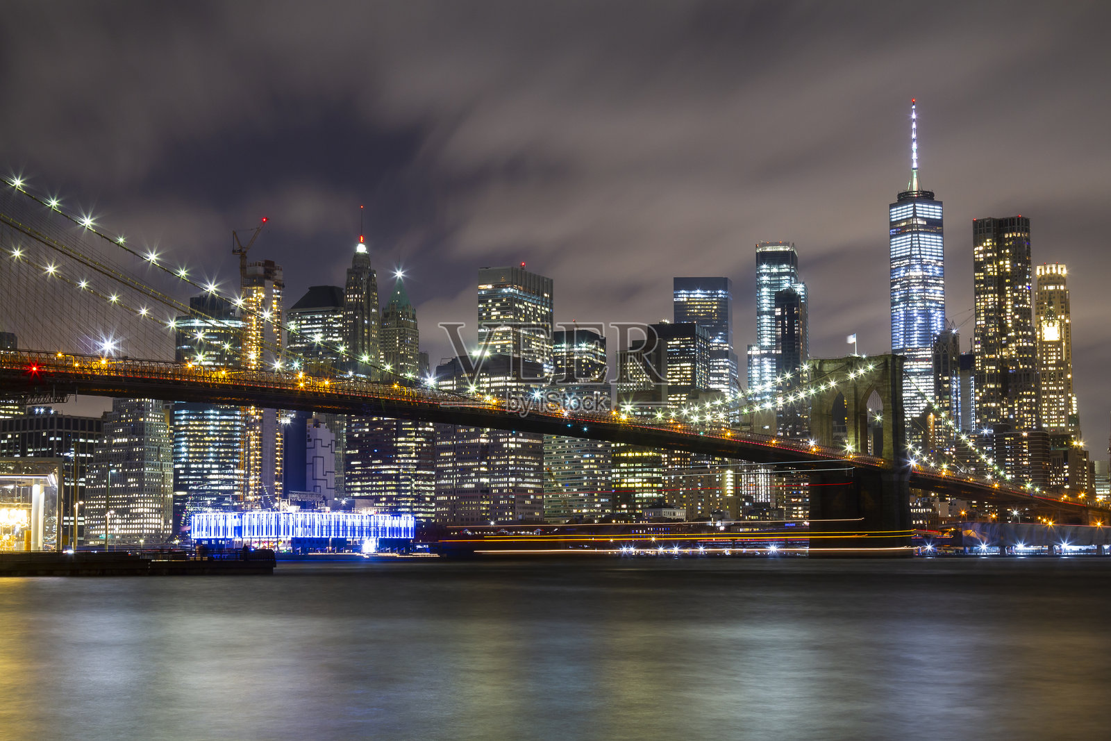 布鲁克林大桥照亮纽约市夜空照片摄影图片
