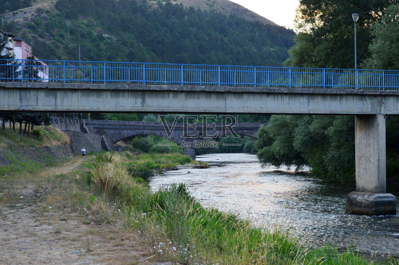 两座桥横跨一条河流照片摄影图片