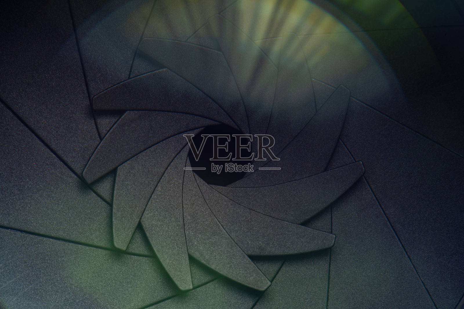 特写微距相机镜头,黑色背景上的摄影或视频镜头,镜头,摄影师工作的概念,寻找摄影师、记者或摄像师进行黑白拍摄照片摄影图片