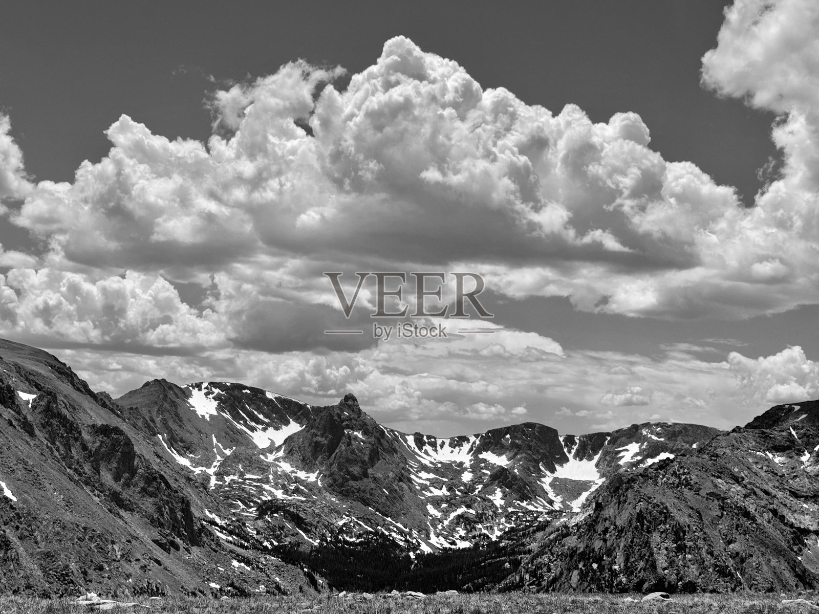 黑白色的落基山脉风景照片摄影图片