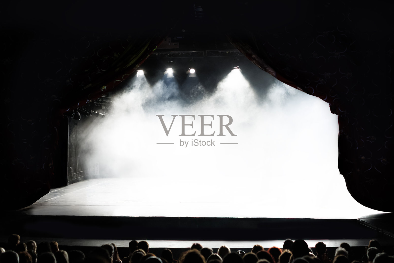 空荡荡的剧院舞台,灯光戏剧化照片摄影图片