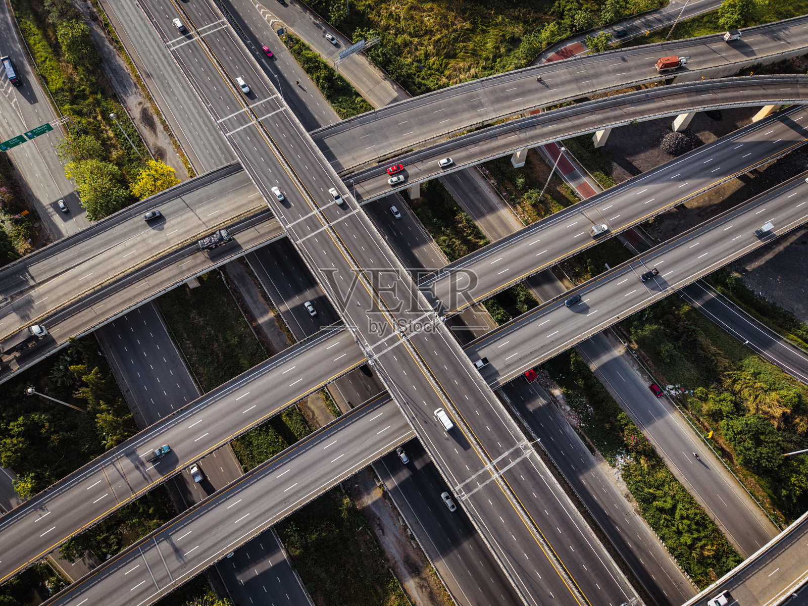 交叉路口的鸟瞰图,交通繁忙的道路和建筑,车辆穿梭其中照片摄影图片