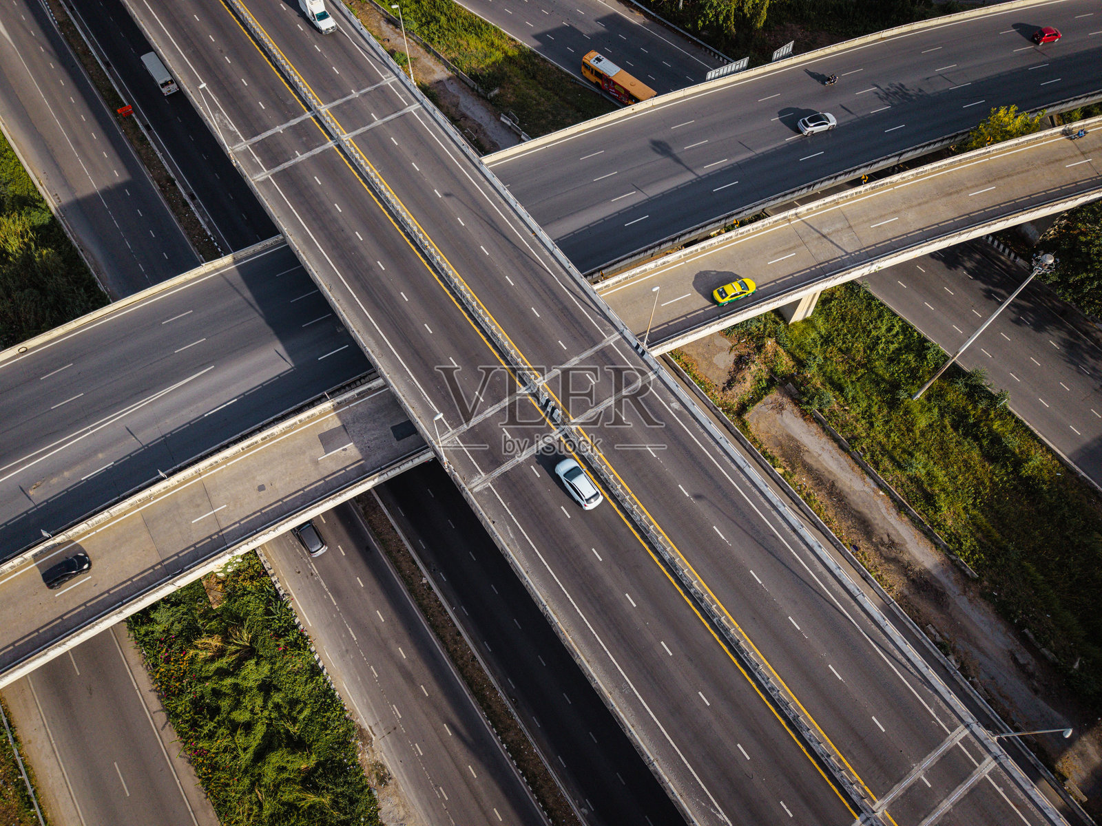 鸟瞰交叉路口的交通运输,建筑与车辆穿行其间照片摄影图片