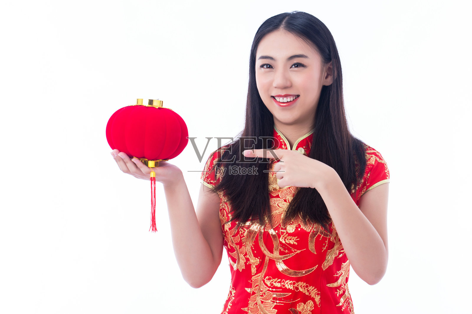 一位年轻的亚洲女性穿着红色旗袍,手持小红灯笼照片摄影图片