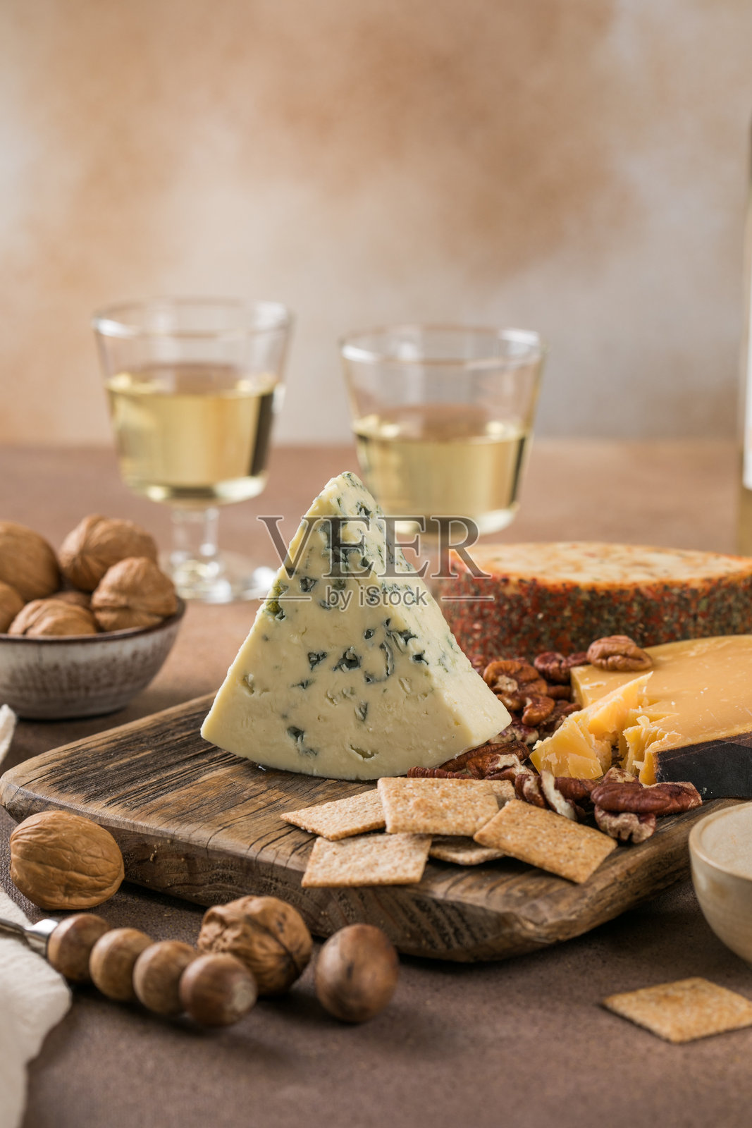 蓝纹奶酪配浆果和坚果,背景为乡村风格照片摄影图片