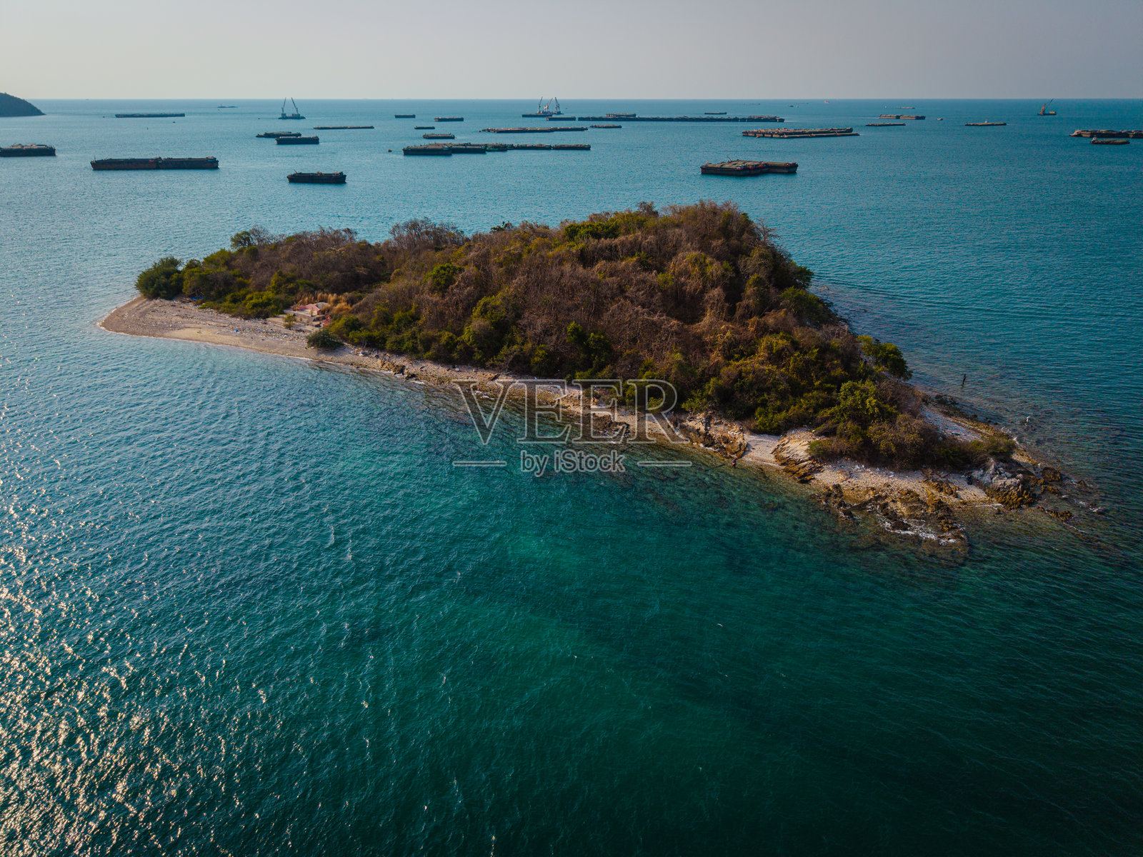 鸟瞰白沙滩、波浪、热带岛屿和碧蓝海水照片摄影图片