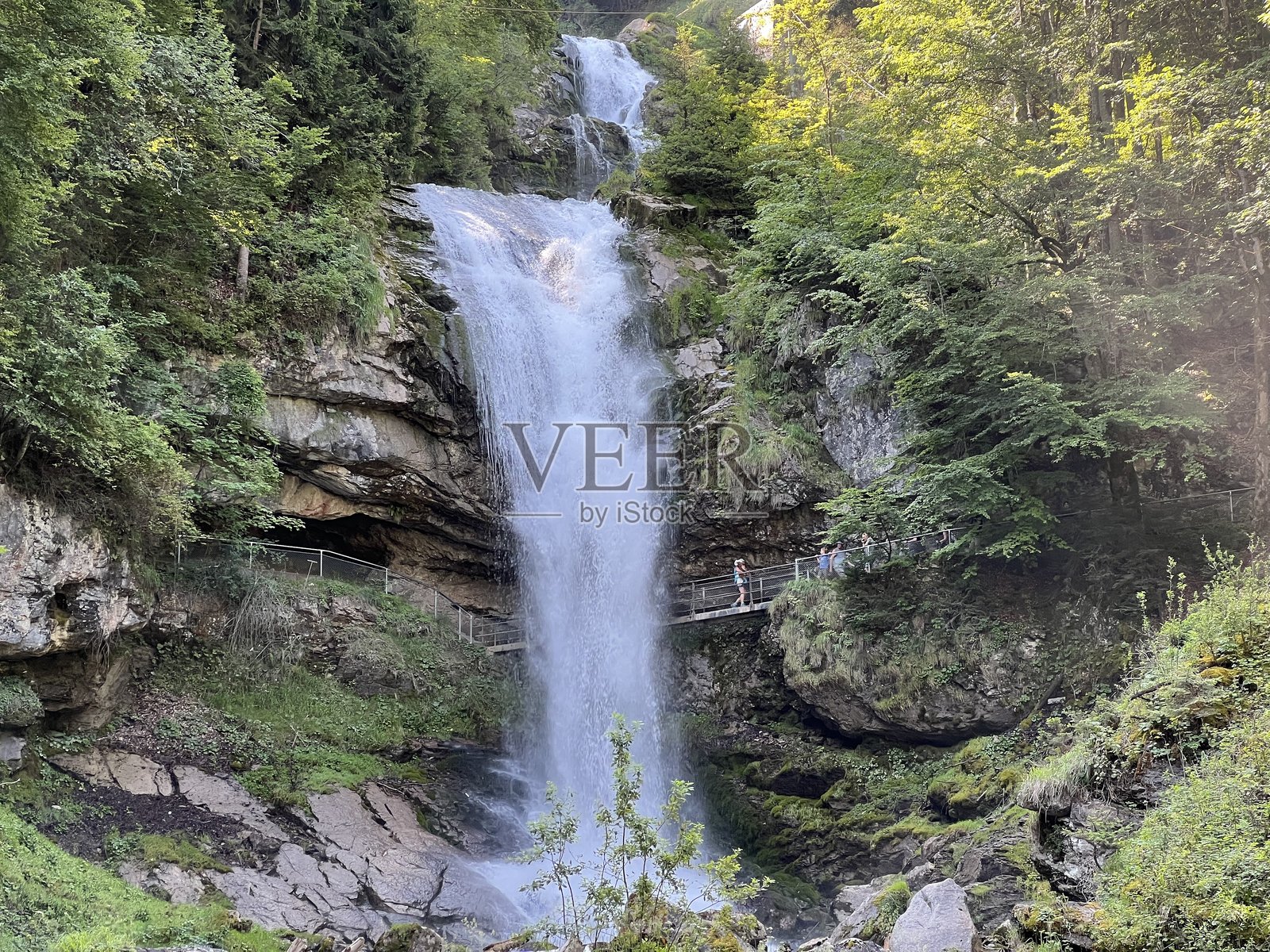 吉斯巴赫瀑布位于同名自然公园,俯瞰布里恩茨湖,瑞士伯尔尼州照片摄影图片