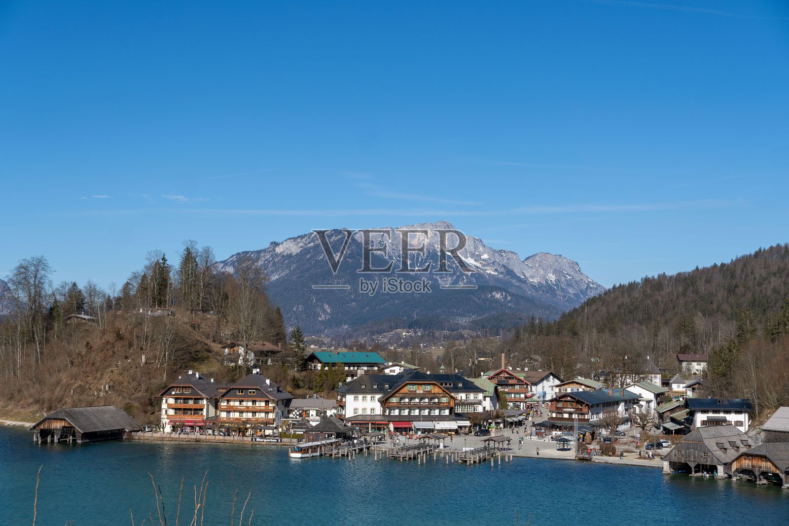 科尼希湖旁的村庄风景,背景是群山和湛蓝的天空照片摄影图片