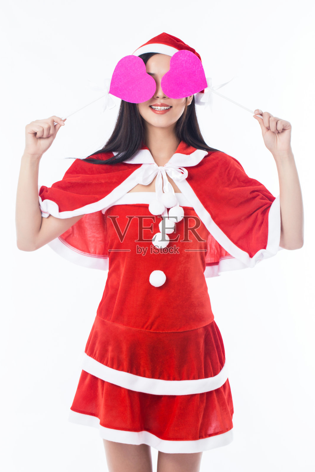 穿着红色圣诞老人服装的年轻女性手持心形道具照片摄影图片