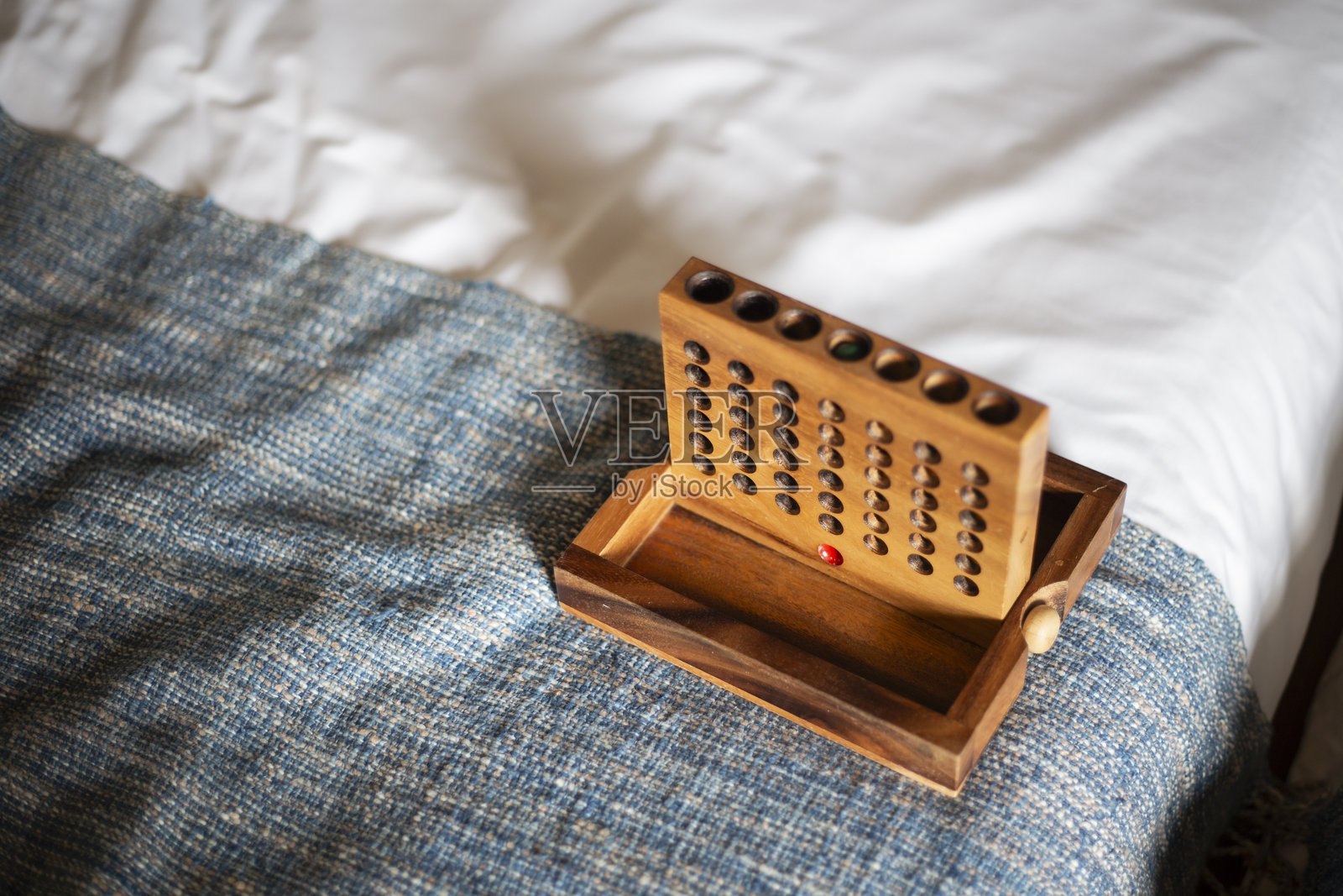 美丽的旧木制玩具游戏,摆放在布料背景上。照片摄影图片