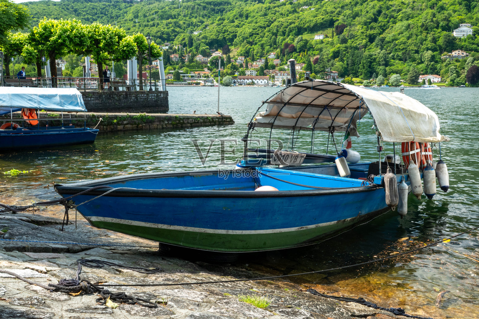一艘典型的小渔船(部分被遮挡),类似于意大利湖泊上使用的渔船。这艘船是在马焦雷湖的渔民岛拍摄的。照片摄影图片