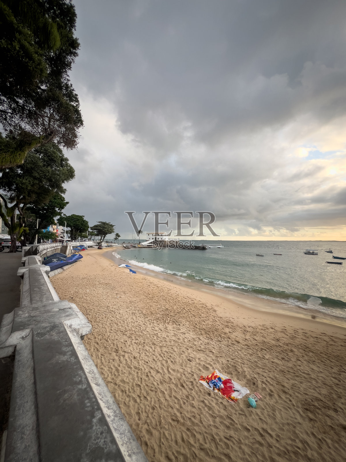 巴西巴伊亚州萨尔瓦多的海滩和历史悠久的圣玛丽亚堡照片摄影图片