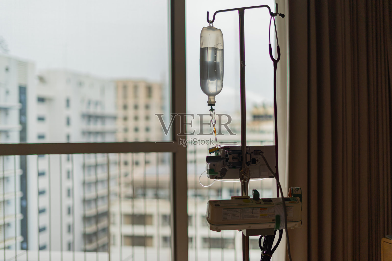 医生在医院给病人输注盐水。照片摄影图片