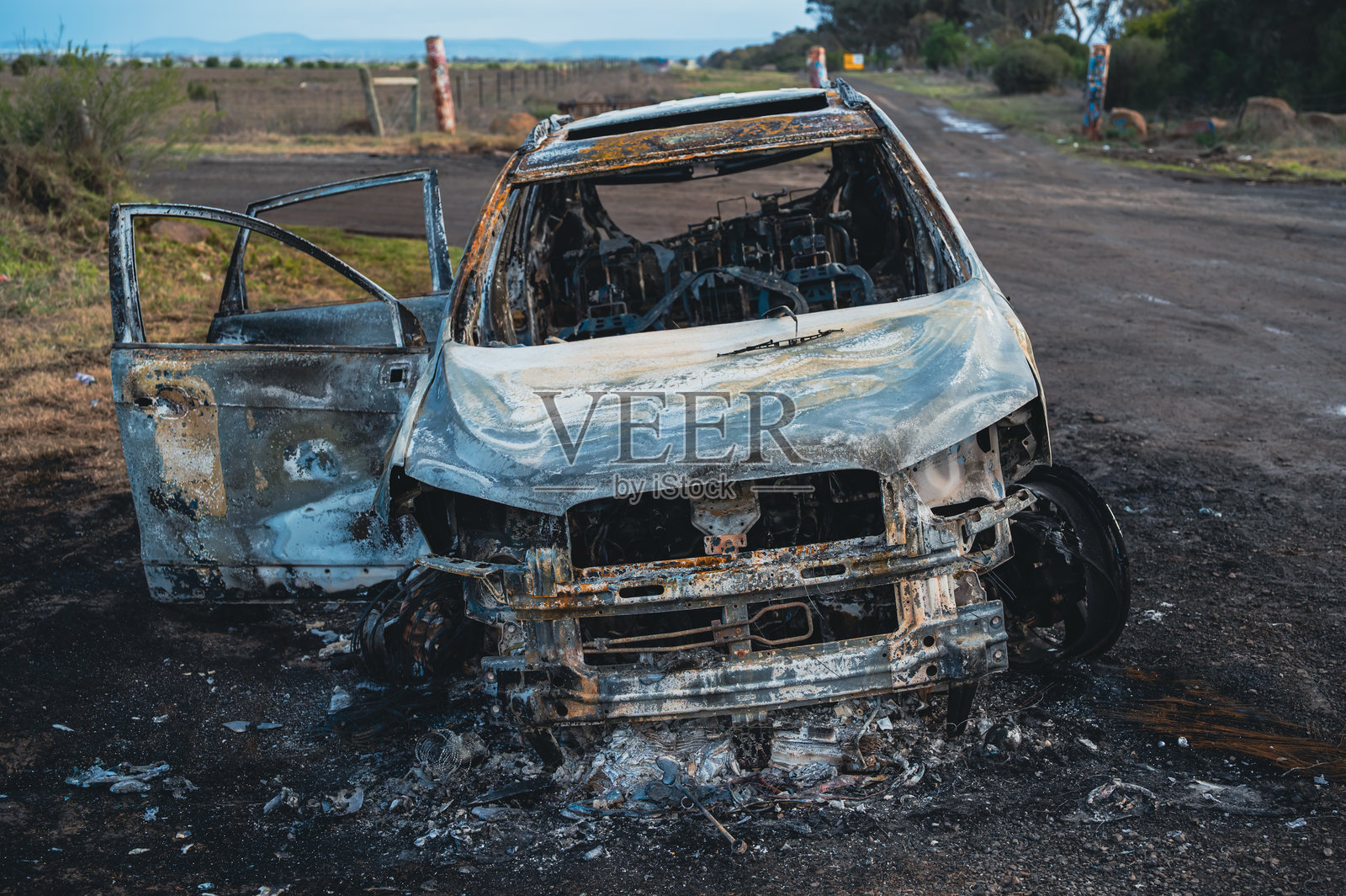乡村道路旁烧毁汽车的残骸风景图照片摄影图片