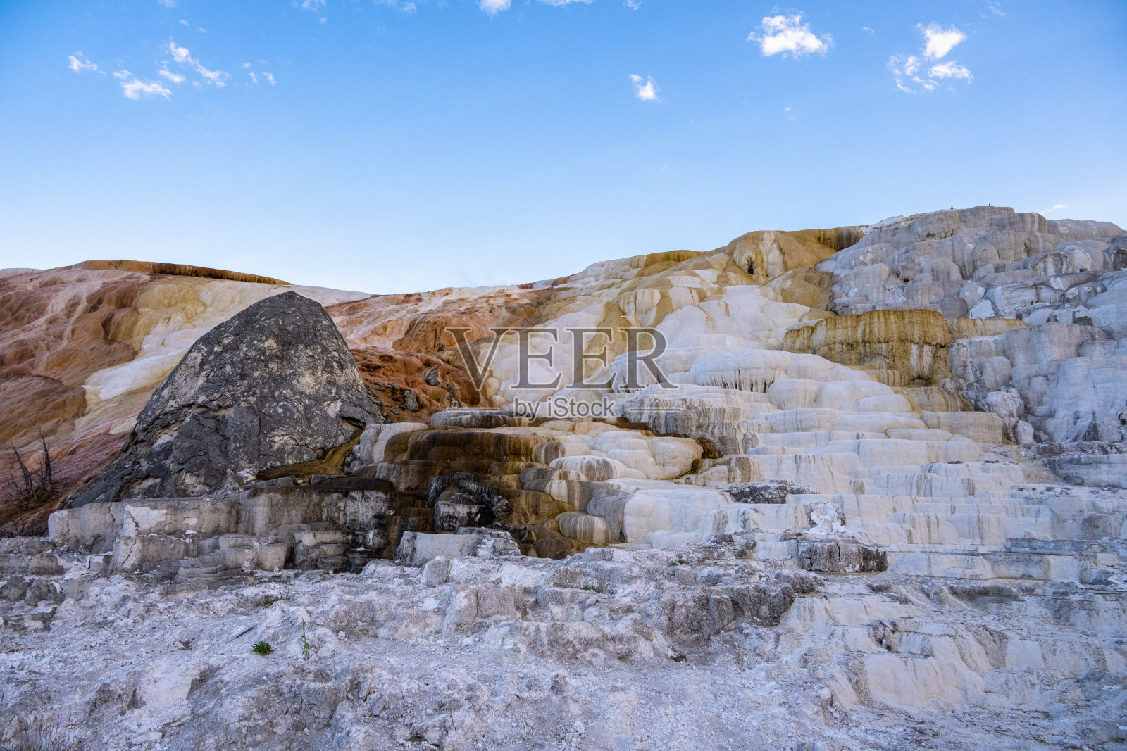 黄石国家公园的地热猛犸象温泉梯田照片摄影图片