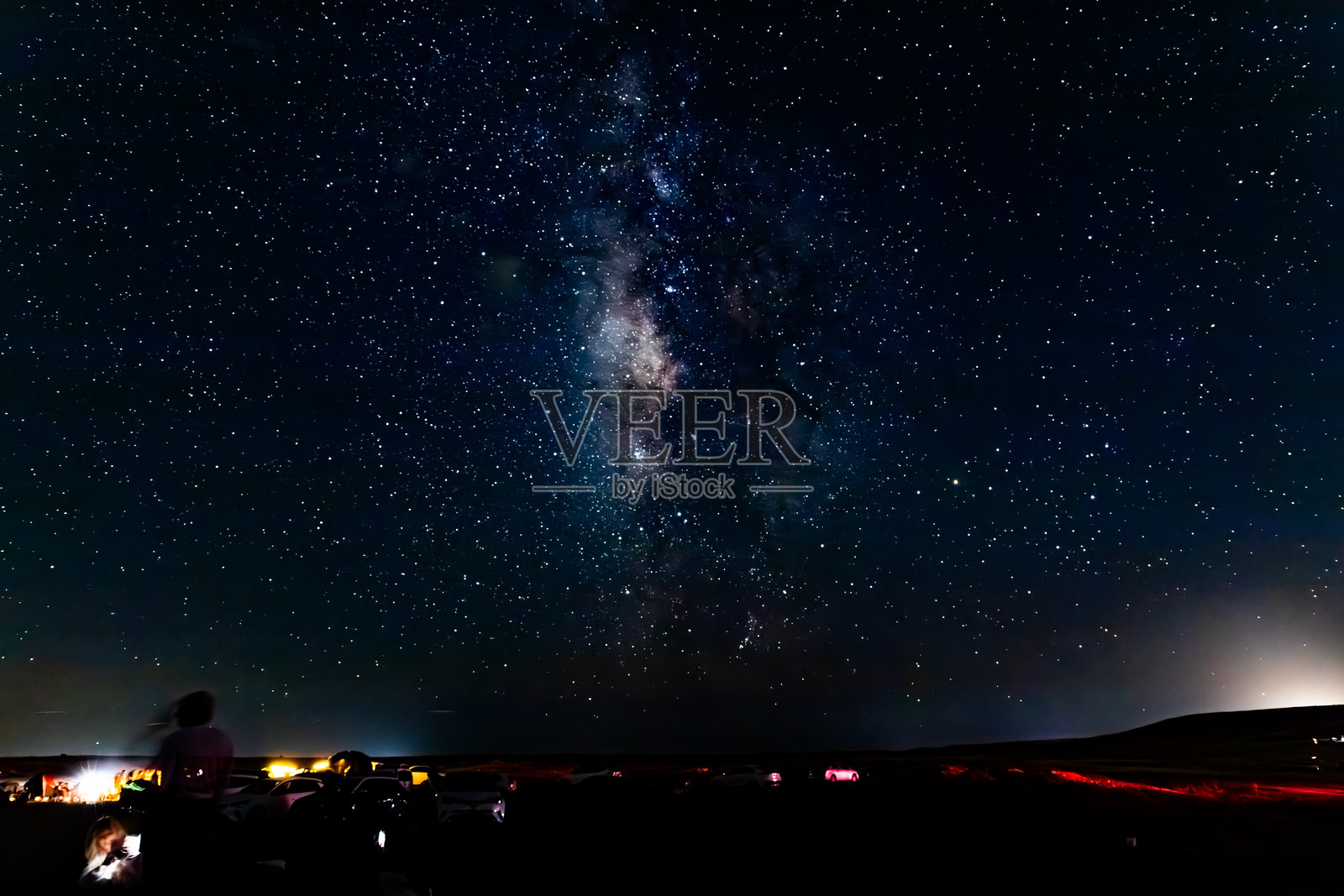 八月的内盖夫沙漠上空的银河。照片摄影图片