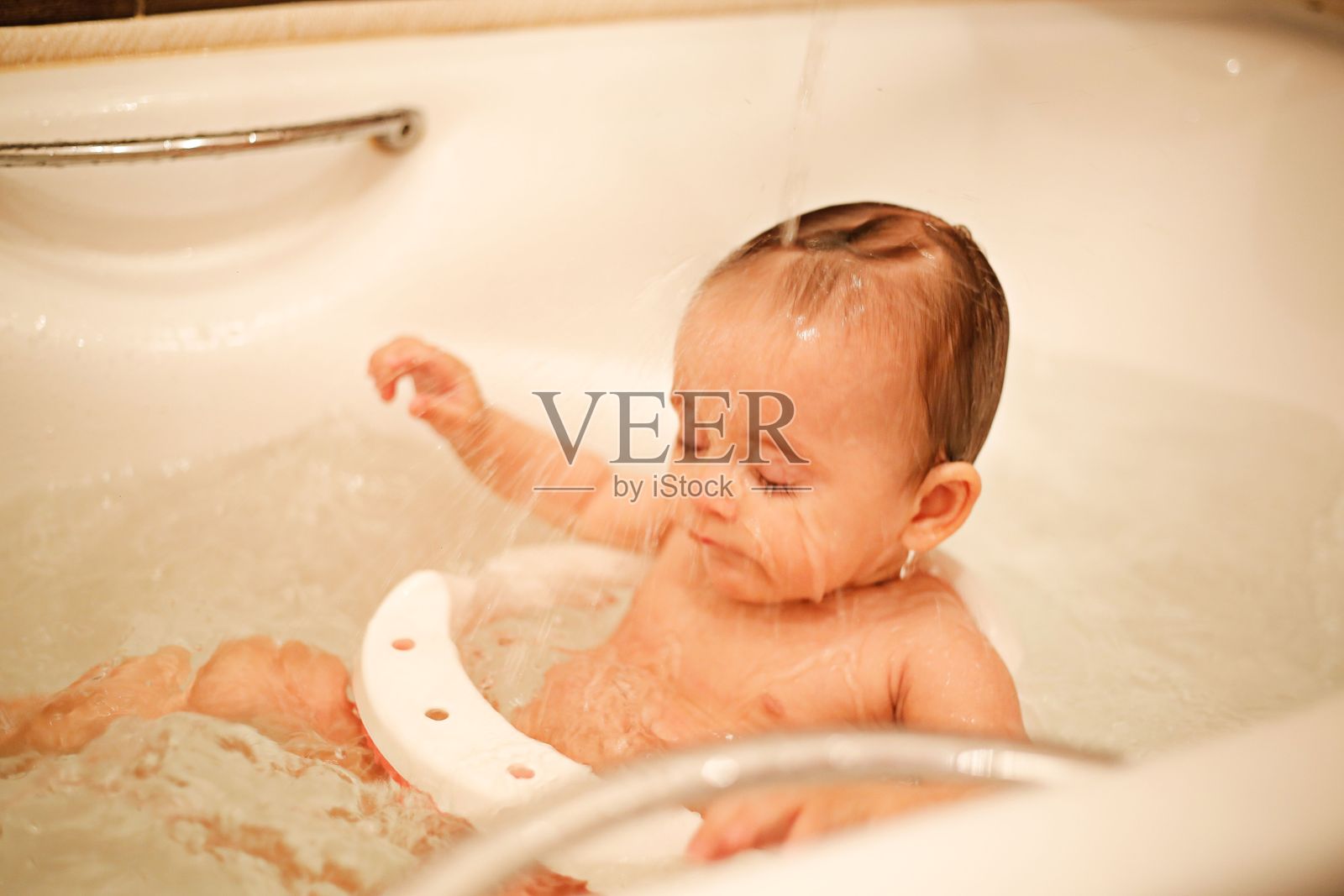 宝宝在洗澡时玩得非常开心照片摄影图片