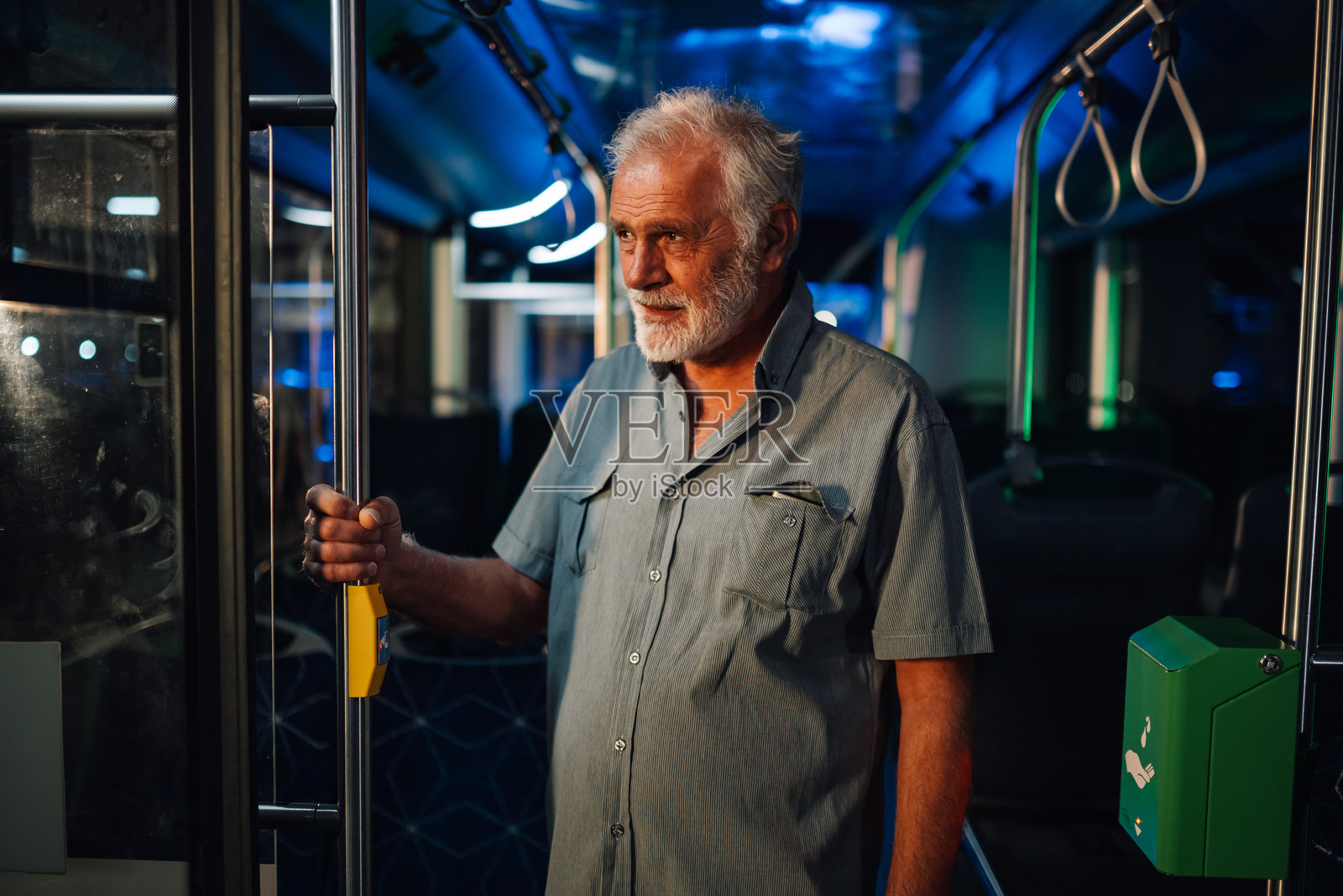 老年人在夜间旅行时请求公交车站照片摄影图片