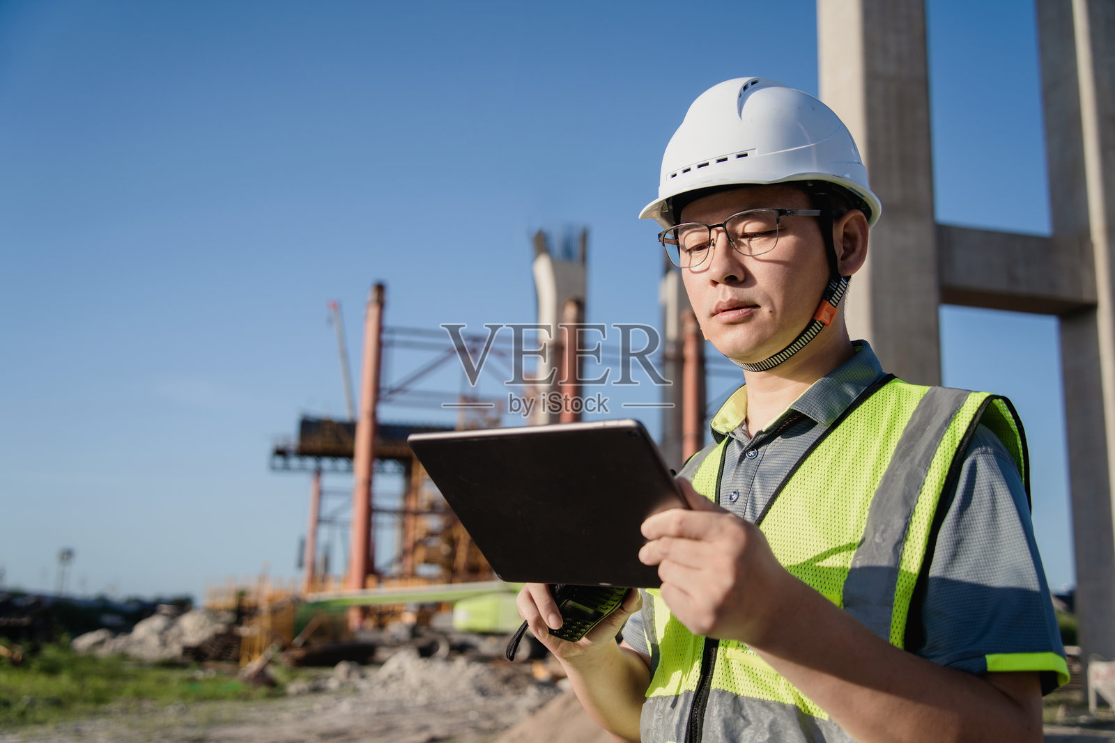 亚洲男性工程师在建筑工地工作照片摄影图片